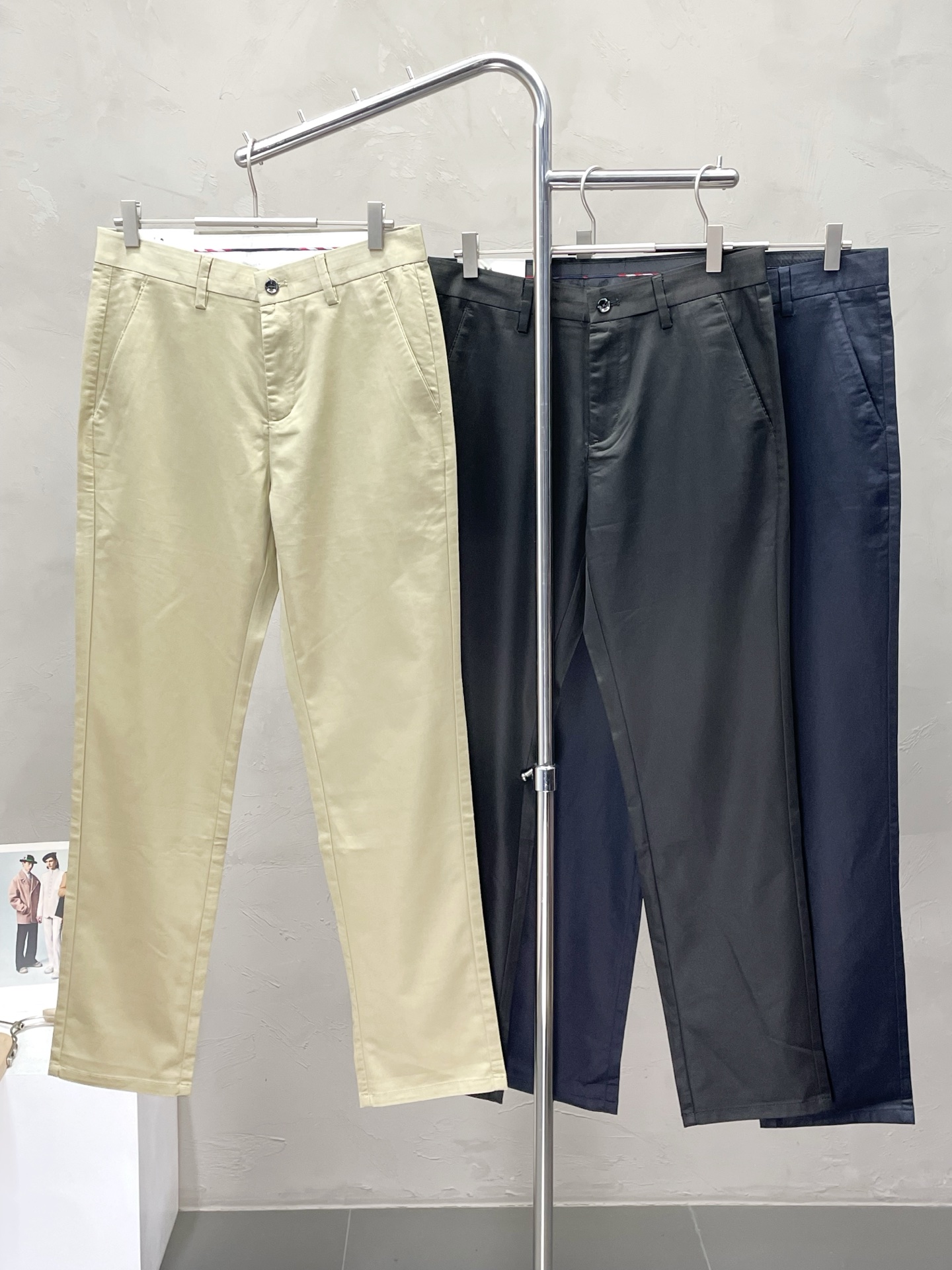NO:471179,.Burberry exclusively offers new spring and summer casual pants, high-end version!  Customized fabrics for counters are breathable and comfortable, with impeccable details, and the brand element design concept reflects high quality. The feel is delicate and soft!  It is casually cut, with a great upper body style!  30-38, burberry, burberry, alexander wang19860909.Burberry巴宝莉独家专供新款春夏休闲裤 高端版本！专柜定制面料 透气舒适度高,细节无可挑剔,品牌元素设计理念,体现高品质.手感细腻柔软！呈现休闲裁剪,上身版型超赞！码数30-38,,burberry,burberry,alexander wang,Men's clothing