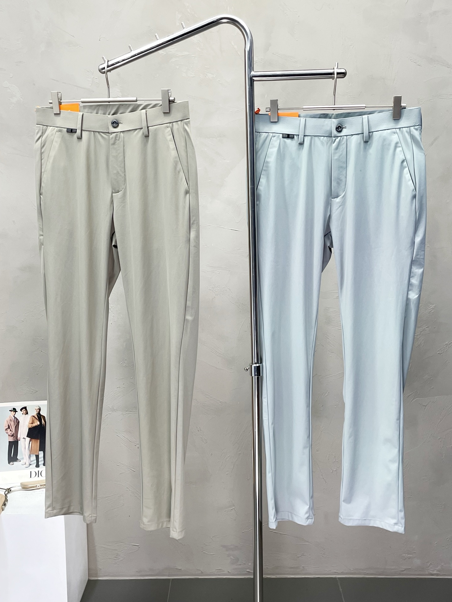 NO:468413,.Hermès exclusively offers new casual pants, high-end version, custom-made counter fabric, breathable and comfortable, impeccable details, brand element design concept, reflecting high quality. It feels delicate and soft!  It is casually cut, with a great upper body style!  Number of codes 30-38, hermes, hermes, alexander wang19860909.Hermès爱马仕独家专供新款休闲裤 高端版本 专柜定制面料 透气舒适度高,细节无可挑剔,品牌元素设计理念,体现高品质.手感细腻柔软！呈现休闲裁剪,上身版型超赞！码数30-38,,hermes,hermes,alexander wang,Men's clothing