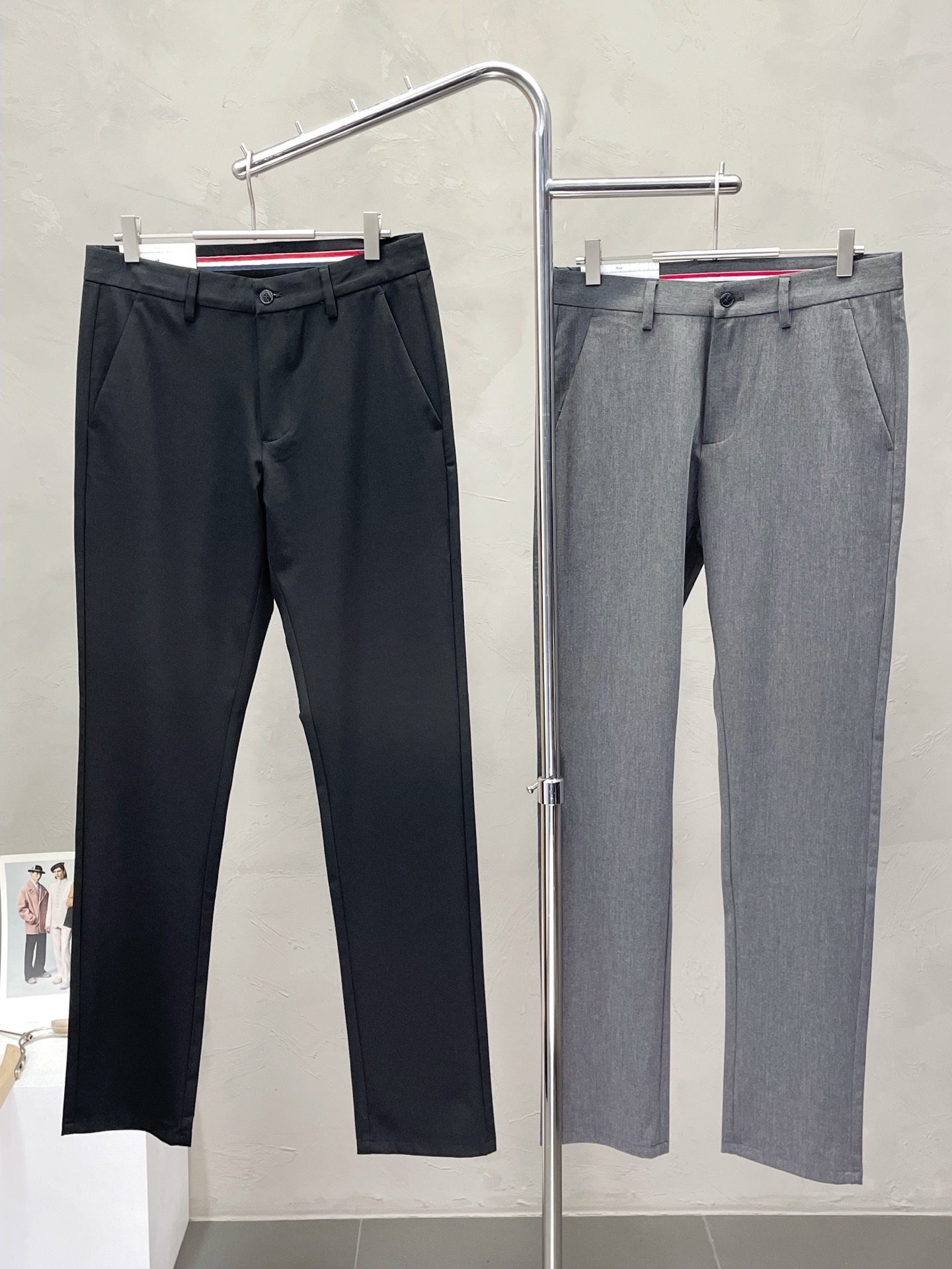 NO:471203,.Prada exclusively offers new casual pants, high-end version, custom-made counter fabric, breathable and comfortable, impeccable details, brand element design concept, reflecting high quality. It feels delicate and soft!  It is casually cut, with a great upper body style!  Number of codes 30-38, prada, prada, alexander wang19860909.Prada普拉达独家专供新款休闲裤 高端版本 专柜定制面料 透气舒适度高,细节无可挑剔,品牌元素设计理念,体现高品质.手感细腻柔软！呈现休闲裁剪,上身版型超赞！码数30-38,,prada,prada,alexander wang,Men's clothing
