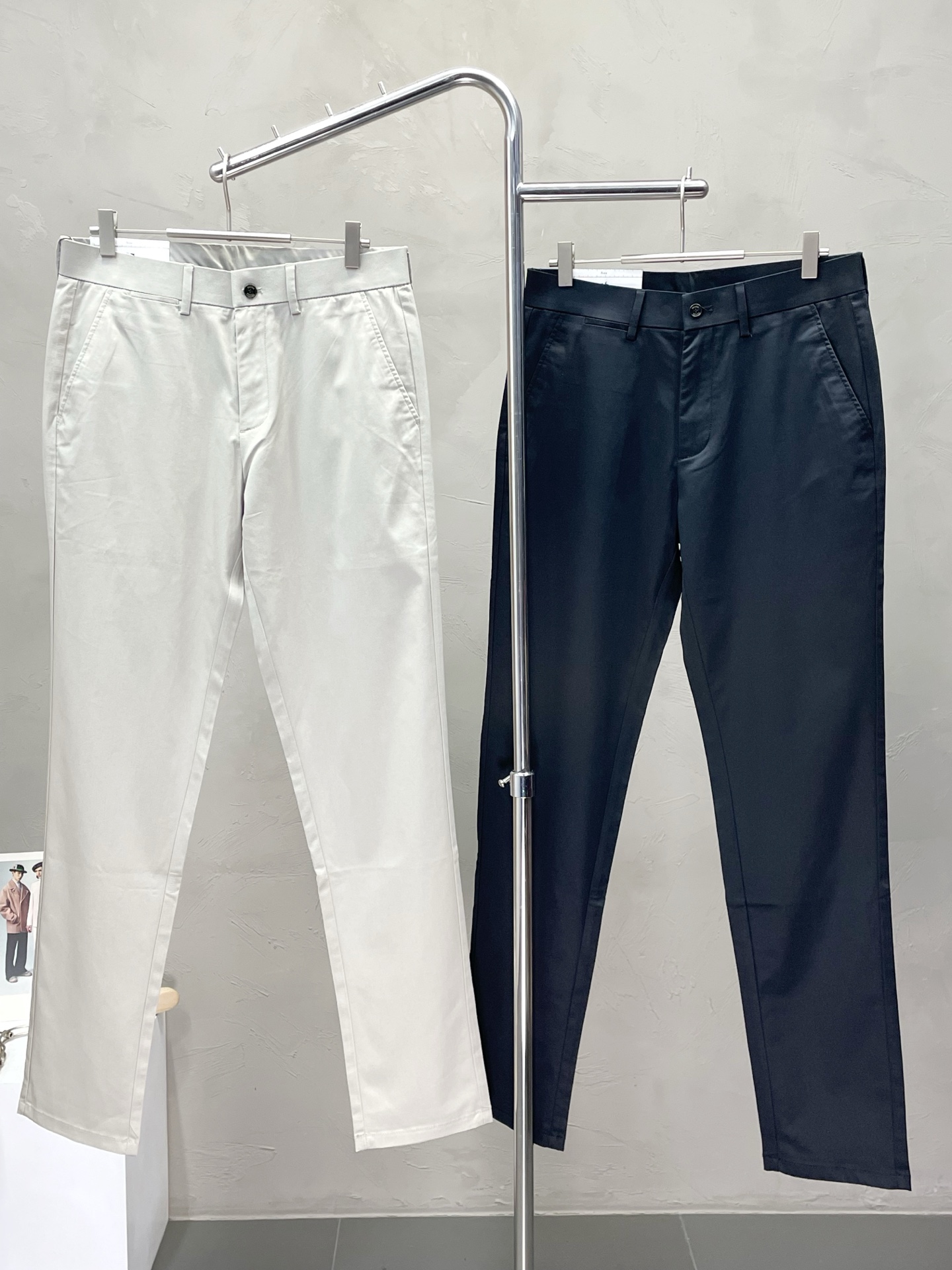 NO:468420,.Prada exclusively offers new casual pants, high-end version, custom-made counter fabric, breathable and comfortable, impeccable details, brand element design concept, reflecting high quality. It feels delicate and soft!  It is casually cut, with a great upper body style!  Number of codes 30-38, prada, prada, alexander wang19860909.Prada普拉达独家专供新款休闲裤 高端版本 专柜定制面料 透气舒适度高,细节无可挑剔,品牌元素设计理念,体现高品质.手感细腻柔软！呈现休闲裁剪,上身版型超赞！码数30-38,,prada,prada,alexander wang,Men's clothing