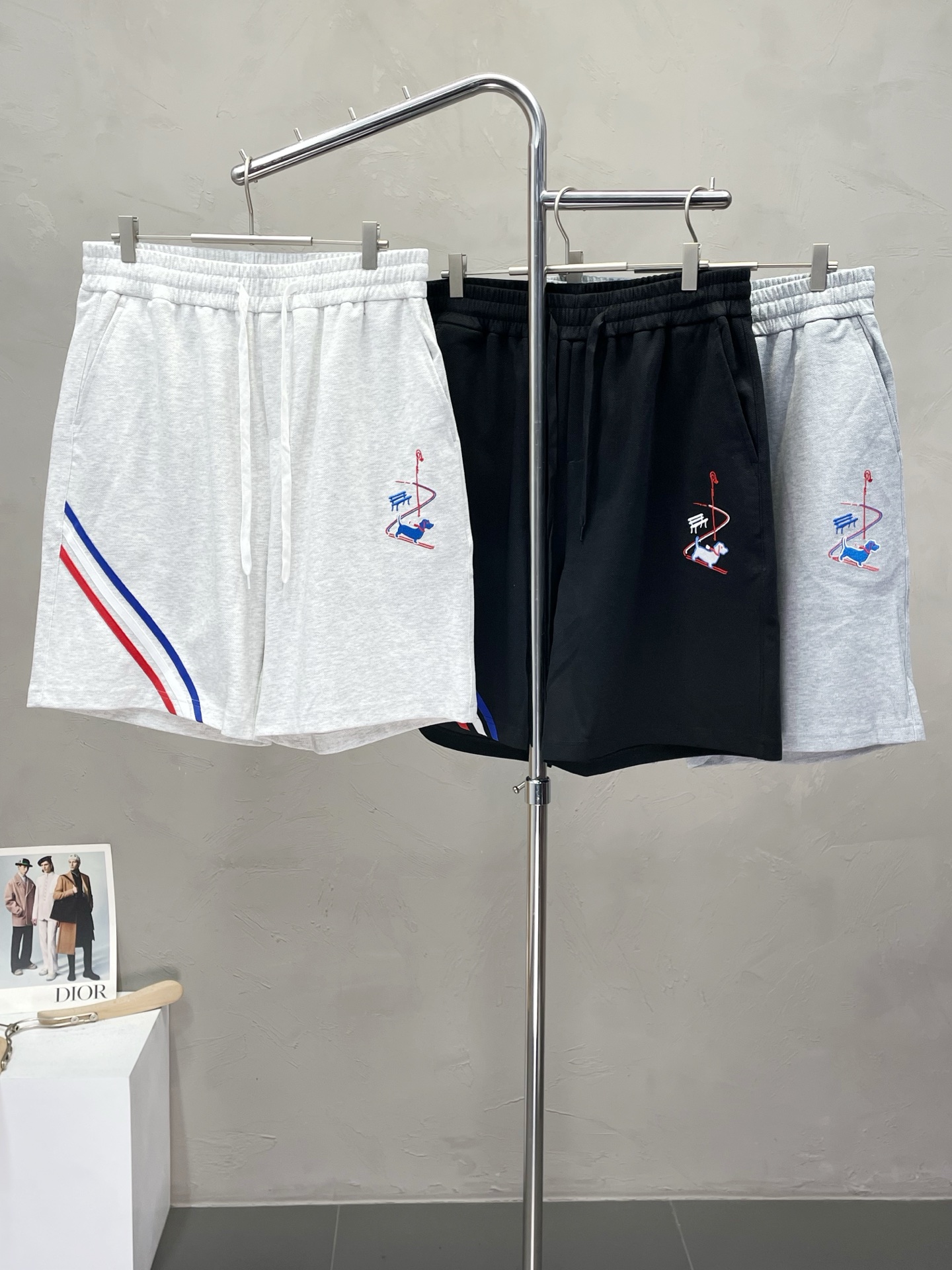 NO:468461,.Thom Browne Tom Brown exclusively offers the new spring and summer casual pants and shorts high-end version!  Customized fabrics for counters are breathable and comfortable, with impeccable details. The brand element design concept reflects high quality. The feel is delicate and soft!  It is casually cut, with a great upper body style!  Code number M-3XL, thom browne, shorts, alexander wang19860909.Thom Browne汤姆布朗独家专供新款春夏休闲裤短裤高端版本！专柜定制面料 透气舒适度高,细节无可挑剔.品牌元素设计理念,体现高品质.手感细腻柔软！呈现休闲裁剪,上身版型超赞！码数M-3XL,,thom browne,shorts,alexander wang,Men's clothing