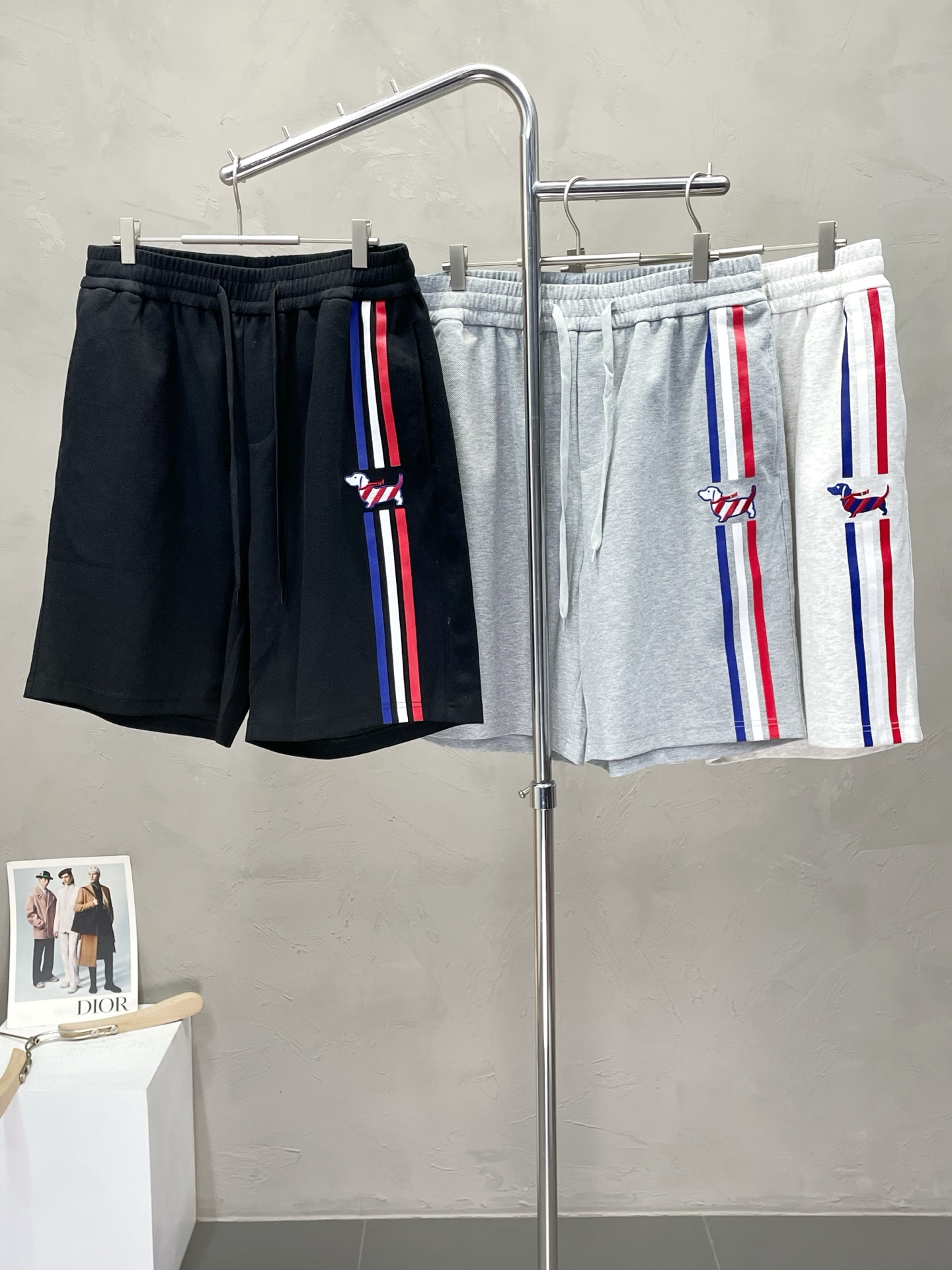 NO:471169,.Thom Browne Tom Brown exclusively offers the new spring and summer casual pants and shorts high-end version!  Customized fabrics for counters are breathable and comfortable, with impeccable details. The brand element design concept reflects high quality. The feel is delicate and soft!  It is casually cut, with a great upper body style!  Code number M-3XL, thom browne, shorts, alexander wang19860909.Thom Browne汤姆布朗独家专供新款春夏休闲裤短裤高端版本！专柜定制面料 透气舒适度高,细节无可挑剔.品牌元素设计理念,体现高品质.手感细腻柔软！呈现休闲裁剪,上身版型超赞！码数M-3XL,,thom browne,shorts,alexander wang,Men's clothing