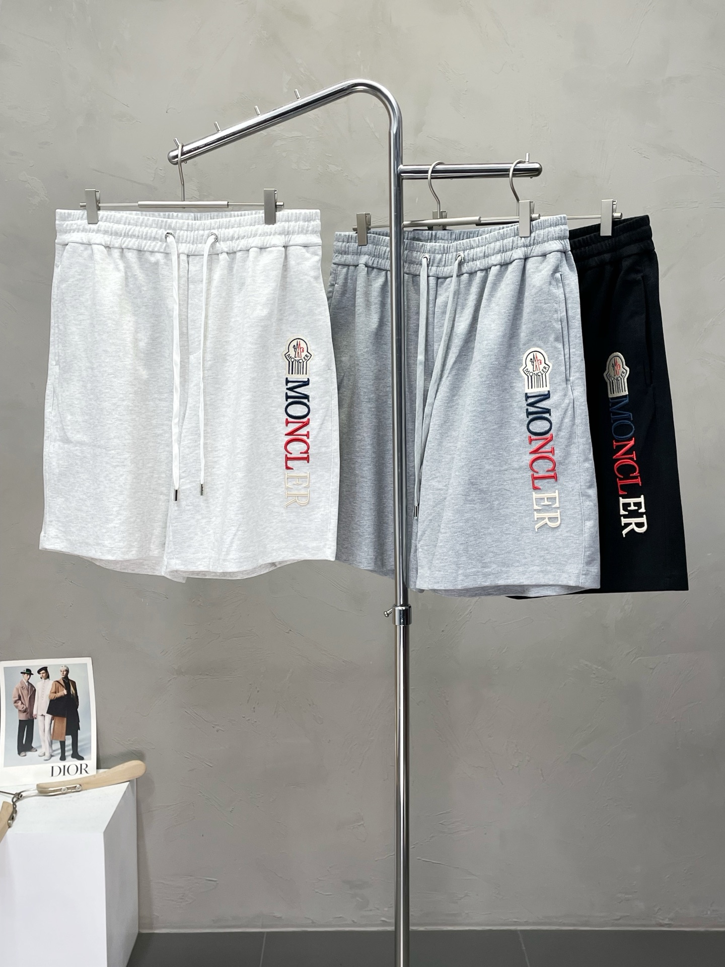 NO:468453,.Moncler masked exclusively for the new spring and summer casual pants and shorts high-end version!  Customized fabrics for counters are breathable and comfortable, with impeccable details. The brand element design concept reflects high quality. The feel is delicate and soft!  It is casually cut, with a great upper body style!  Code number M-3XL, Moncler, shorts, alexander wang19860909.Moncler蒙口独家专供新款春夏休闲裤短裤高端版本！专柜定制面料 透气舒适度高,细节无可挑剔.品牌元素设计理念,体现高品质.手感细腻柔软！呈现休闲裁剪,上身版型超赞！码数M-3XL,,Moncler,shorts,alexander wang,Men's clothing