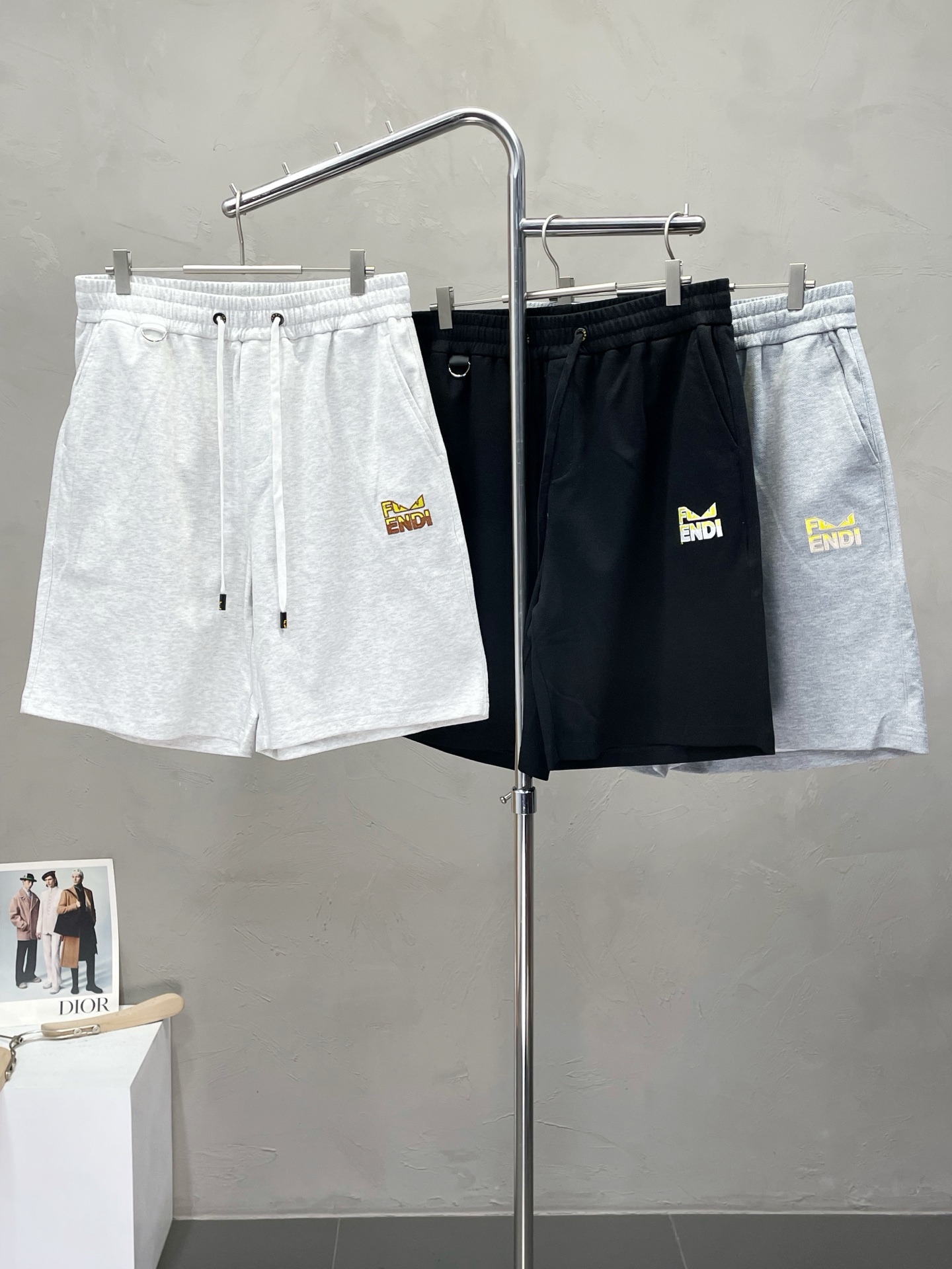 NO:468433,.FENDI exclusively offers the new spring and summer casual pants and shorts high-end version!  Customized fabrics for counters are breathable and comfortable, with impeccable details. The brand element design concept reflects high quality. The feel is delicate and soft!  It is casually cut, with a great upper body style!  Code number M-3XL, fendi, fendi, shorts, alexander wang19860909.FENDI芬迪独家专供新款春夏休闲裤短裤高端版本！专柜定制面料 透气舒适度高,细节无可挑剔.品牌元素设计理念,体现高品质.手感细腻柔软！呈现休闲裁剪,上身版型超赞！码数M-3XL,,fendi,fendi,shorts,alexander wang,Men's clothing