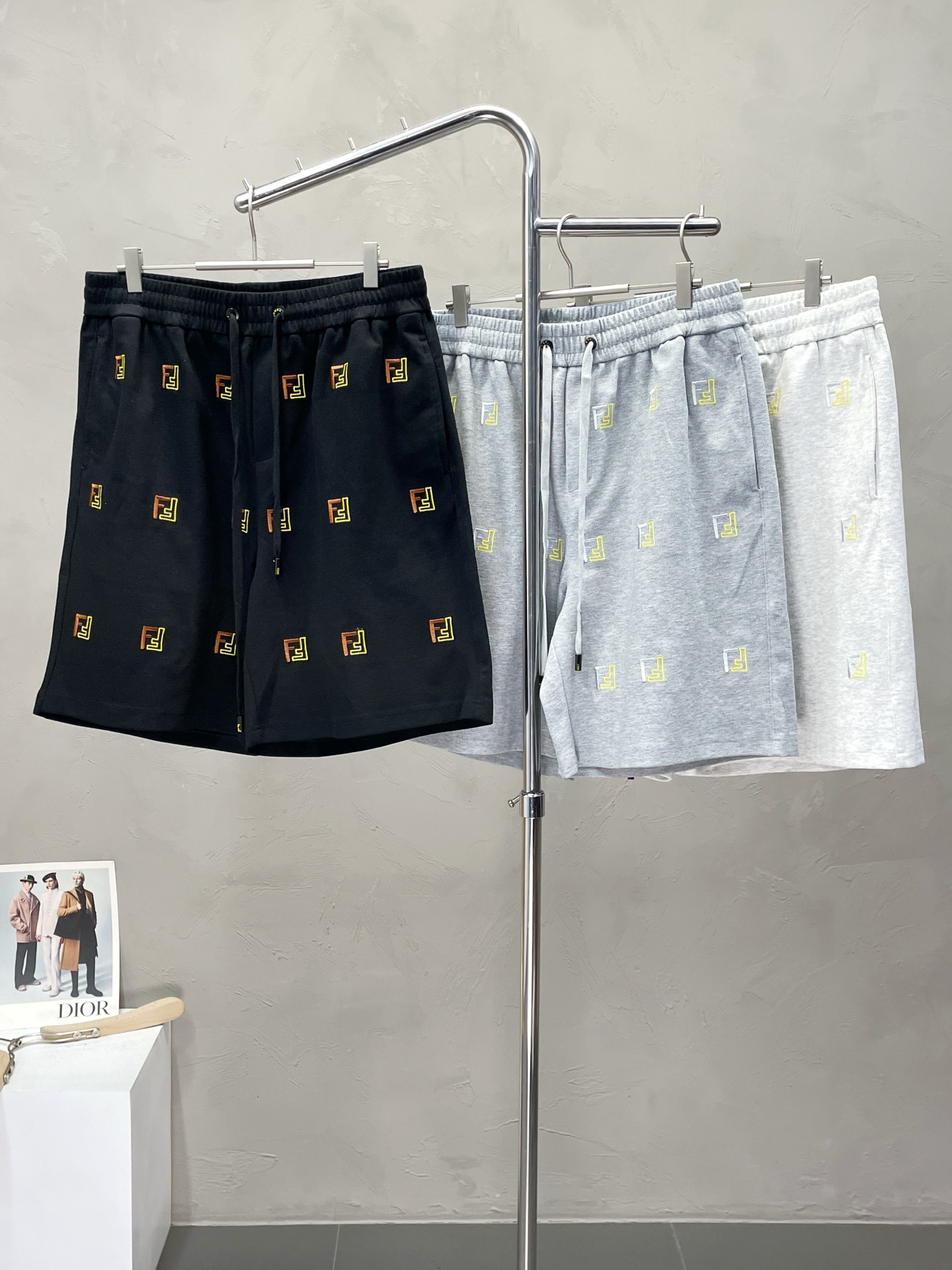 NO:471182,.FENDI exclusively offers the new spring and summer casual pants and shorts high-end version!  Customized fabrics for counters are breathable and comfortable, with impeccable details. The brand element design concept reflects high quality. The feel is delicate and soft!  It is casually cut, with a great upper body style!  Code number M-3XL, fendi, fendi, shorts, alexander wang19860909.FENDI芬迪独家专供新款春夏休闲裤短裤高端版本！专柜定制面料 透气舒适度高,细节无可挑剔.品牌元素设计理念,体现高品质.手感细腻柔软！呈现休闲裁剪,上身版型超赞！码数M-3XL,,fendi,fendi,shorts,alexander wang,Men's clothing