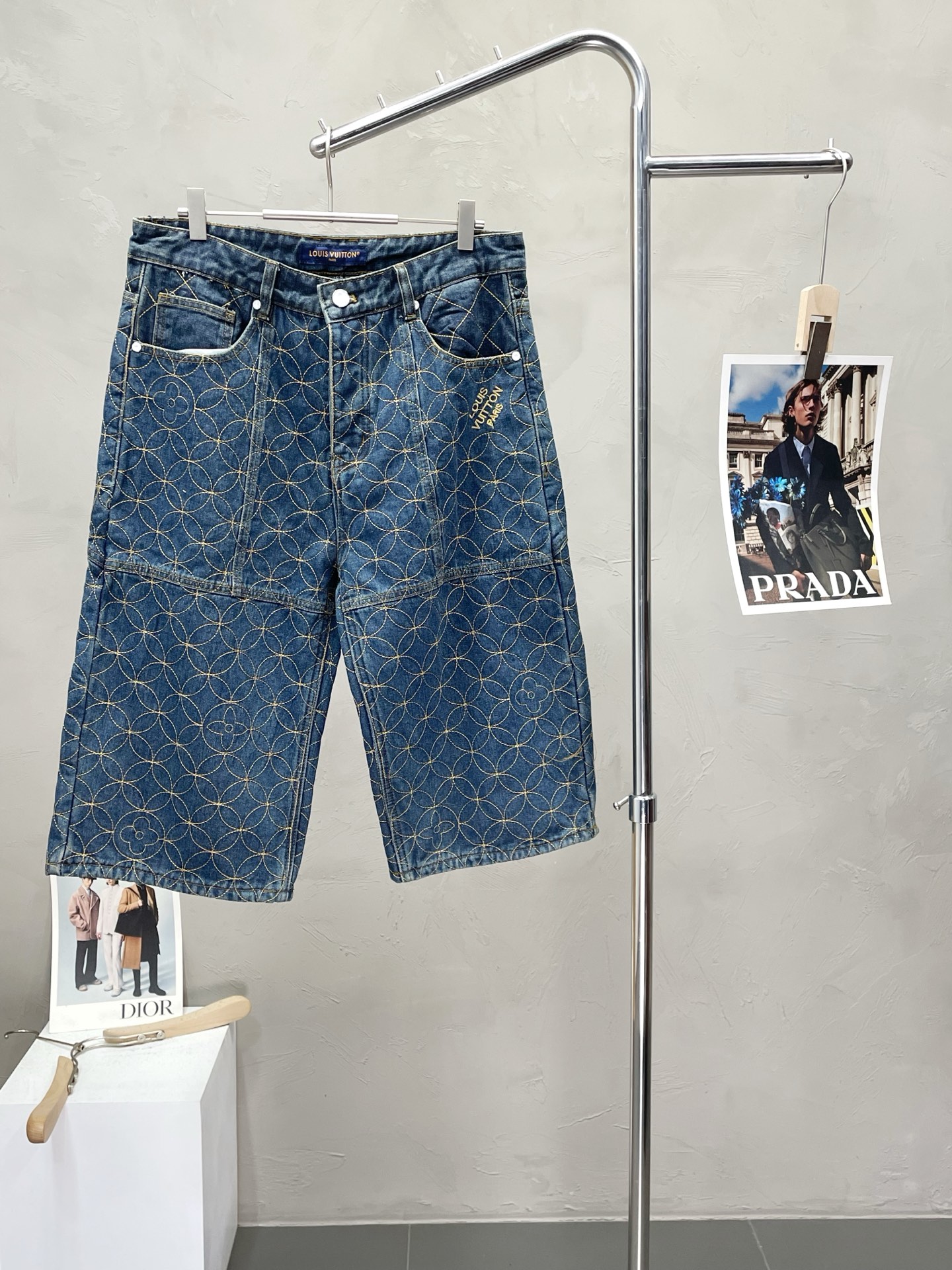 NO:468552,.Louis Vuitton exclusively offers new casual denim shorts, high-end version!  Customized fabrics for counters are breathable and comfortable, with impeccable details, and the brand element design concept reflects high quality. The feel is delicate and soft!  It is casually cut, with a great upper body style!  S-XL, louis vuitton,louis vuitton,shorts,alexander wang19860909.Louis Vuitton路易威登独家专供新款休闲牛仔短裤,高端版本！专柜定制面料 透气舒适度高,细节无可挑剔,品牌元素设计理念,体现高品质.手感细腻柔软！呈现休闲裁剪,上身版型超赞！码数S-XL,,louis vuitton,louis vuitton,shorts,alexander wang,Men's clothing