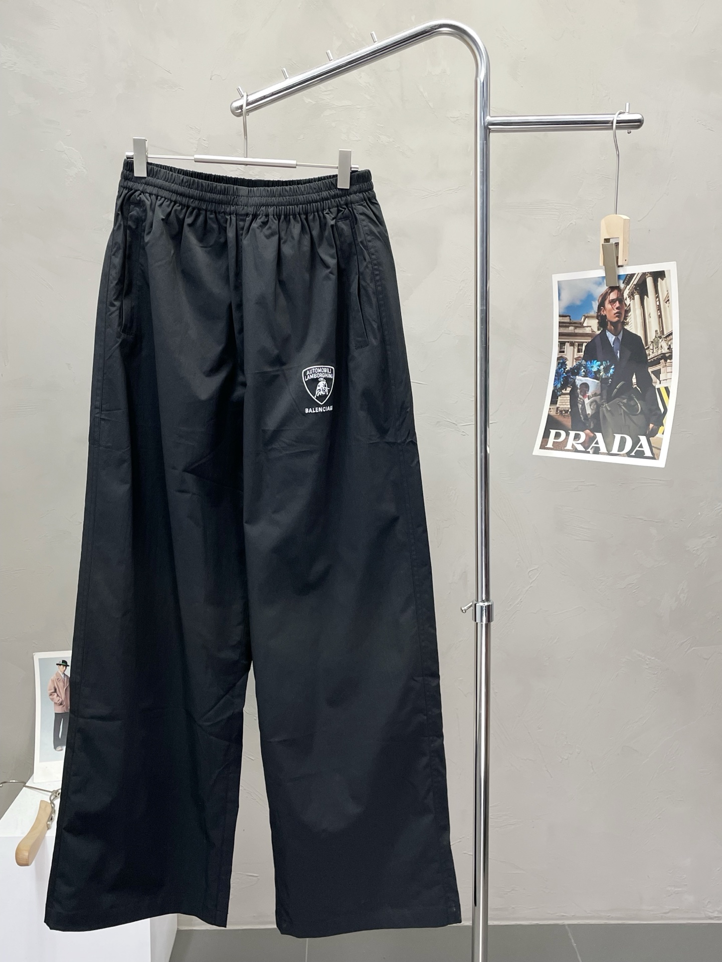 NO:468546,.Balenciga exclusively offers new casual pants, high-end version!  Customized fabrics for counters are breathable and comfortable, with impeccable details, and the brand element design concept reflects high quality. The feel is delicate and soft!  It is casually cut, with a great upper body style!  Count 40.42.44.46, ,balenciaga,balenciaga,alexander wang19860909.Balenciga巴黎世家独家专供新款休闲裤 高端版本！专柜定制面料 透气舒适度高,细节无可挑剔,品牌元素设计理念,体现高品质.手感细腻柔软！呈现休闲裁剪,上身版型超赞！码数40.42.44.46,,balenciaga,balenciaga,alexander wang,Men's clothing