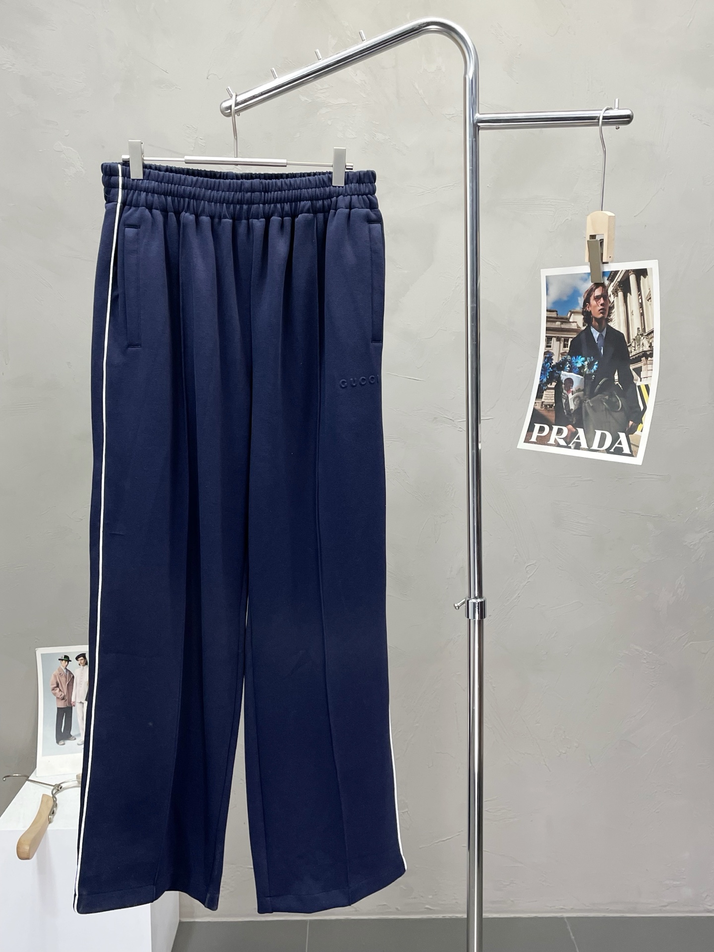 NO:468540,.Gucci exclusively offers new casual pants, high-end version!  Customized fabrics for counters are breathable and comfortable, with impeccable details, and the brand element design concept reflects high quality. The feel is delicate and soft!  It is casually cut, with a great upper body style!  S-XL, gucci, gucci, alexander wang19860909.Gucci古驰独家专供新款休闲裤 高端版本！专柜定制面料 透气舒适度高,细节无可挑剔,品牌元素设计理念,体现高品质.手感细腻柔软！呈现休闲裁剪,上身版型超赞！码数S-XL,,gucci,gucci,alexander wang,Men's clothing