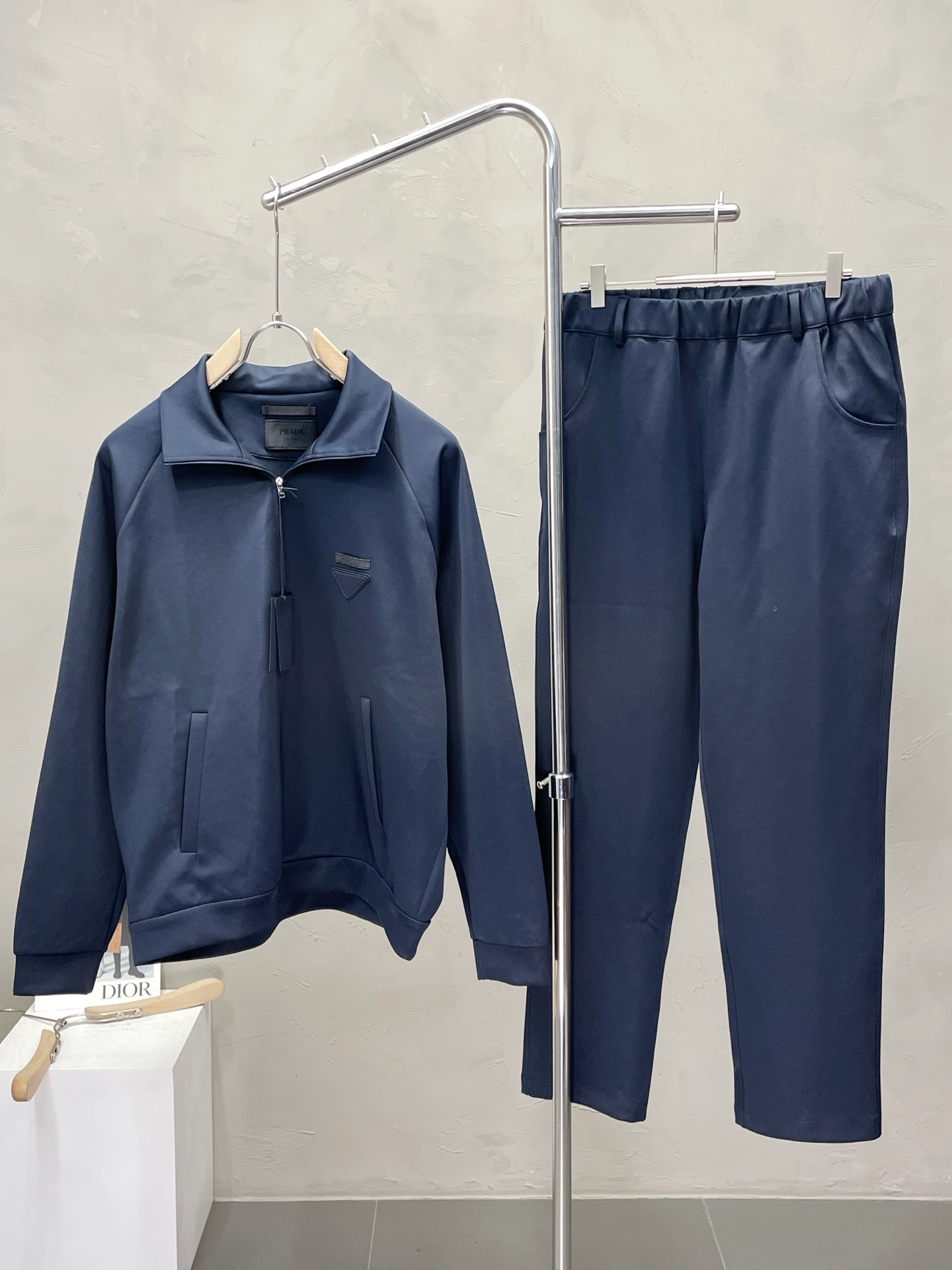 NO:468587,Tops and trousers 310.Prada exclusively offers the same spring and autumn suit for the new counter, breathable, comfortable and casual!  Full of high-end feeling!  The details are exquisite and high-end, and the workmanship is impeccable!  The original high-end version looks very high-end!  The fabric is soft, delicate and comfortable, moisture absorption, quick drying, breathable, neat and stylish. The top size is 1-4. The pants size is S-XL,,prada,prada,alexander wang19860909上衣、长裤310.Prada普拉达独家专供新款专柜同款春秋套装,透气舒适休闲！高级感满满！细节精致高档,做工无可挑剔！原版高端很显高级！面料柔软细腻舒适 吸湿速干透气,利落有型.上衣码数1-4.裤子码数S-XL,,prada,prada,alexander wang,Men's clothing