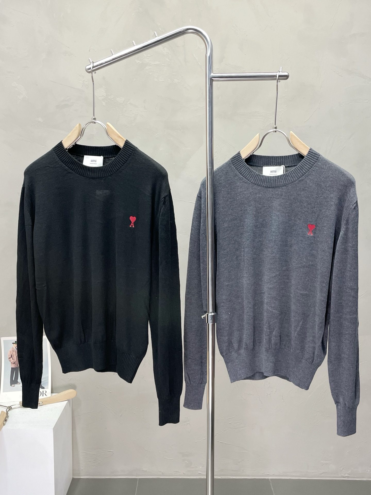 NO:468538,.AMI Amy exclusively offers the latest fashionable pullover sweaters. A jacket with a classic design and great appearance. It is even more difficult to pick and quality control. You can buy it directly. You can't get it wrong! Through the detailed pictures, you can feel its powerful aura, and the warm-concentration effect is significant, so you don’t have to worry about the chill at all! It is both fashionable and functional, and the whole style looks more luxurious and elegant! Size S-XL, amiri, jackets & coats, sweaters, alexander wang19860909.AMI艾米独家专供最新时尚套头毛衣 经典设计感与颜值爆棚的外套,品质更是无法挑剔品控可以直接入手,不容过错的高端臻品！通过细节图片便可感受到它强悍的气场,聚温保暖效果显著,完全不用担心会有一点寒意！时尚与功能性兼备,整款显得更加的奢华大气！ 尺码S-XL,,amiri,jackets & coats,sweaters,alexander wang,Men's clothing