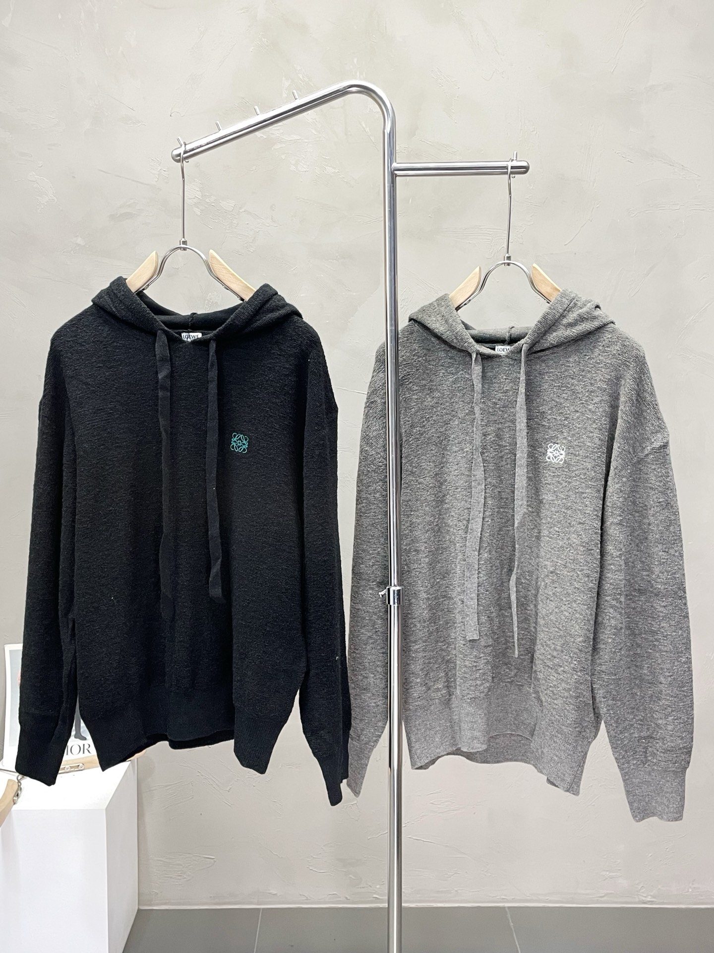 NO:468533,.Loewe exclusively offers the latest fashionable autumn and winter hooded sweaters. A jacket with a classic design and appearance. It is even more difficult to pick and control. You can buy it directly. You can't miss the quality! Through the detailed pictures, you can feel its powerful aura, and the warm-concentration effect is significant, so you don’t have to worry about the chill at all! It is both fashionable and functional, and the whole style looks more luxurious and elegant! Size S-XL, loewe, loewe, jackets & coats, sweaters, hats, alexander wang19860909.Loewe罗意威独家专供最新时尚秋冬连帽毛衣 经典设计感与颜值爆棚的外套,品质更是无法挑剔品控可以直接入手,不容过错的高端臻品！通过细节图片便可感受到它强悍的气场,聚温保暖效果显著,完全不用担心会有一点寒意！时尚与功能性兼备,整款显得更加的奢华大气！ 尺码S-XL,,loewe,loewe,jackets & coats,sweaters,hats,alexander wang,Men's clothing