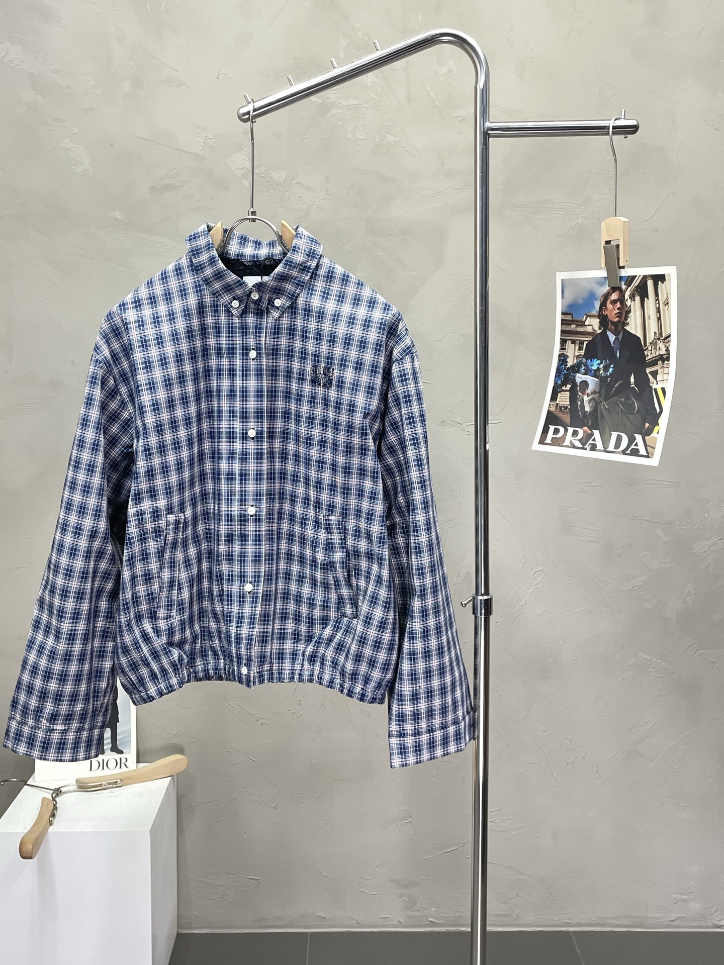 NO:468625,.Miumiu Miu Miu exclusively provides the latest fashionable spring and autumn jackets. A jacket with a classic design and appearance, and the quality is even more unscrupulous. You can buy it directly. You can't get it wrong! Through the detailed pictures, you can feel its powerful aura, and the warm-concentration effect is significant, so you don’t have to worry about the chill at all! It is both fashionable and functional, and the whole style looks more luxurious and elegant! Size 36.38.40.42,,miumiu,jackets & coats,alexander wang19860909.Miumiu谬谬独家专供最新时尚春秋外套 经典设计感与颜值爆棚的外套,品质更是无法挑剔品控可以直接入手,不容过错的高端臻品！通过细节图片便可感受到它强悍的气场,聚温保暖效果显著,完全不用担心会有一点寒意！时尚与功能性兼备,整款显得更加的奢华大气！ 尺码36.38.40.42,,miumiu,jackets & coats,alexander wang,Men's clothing