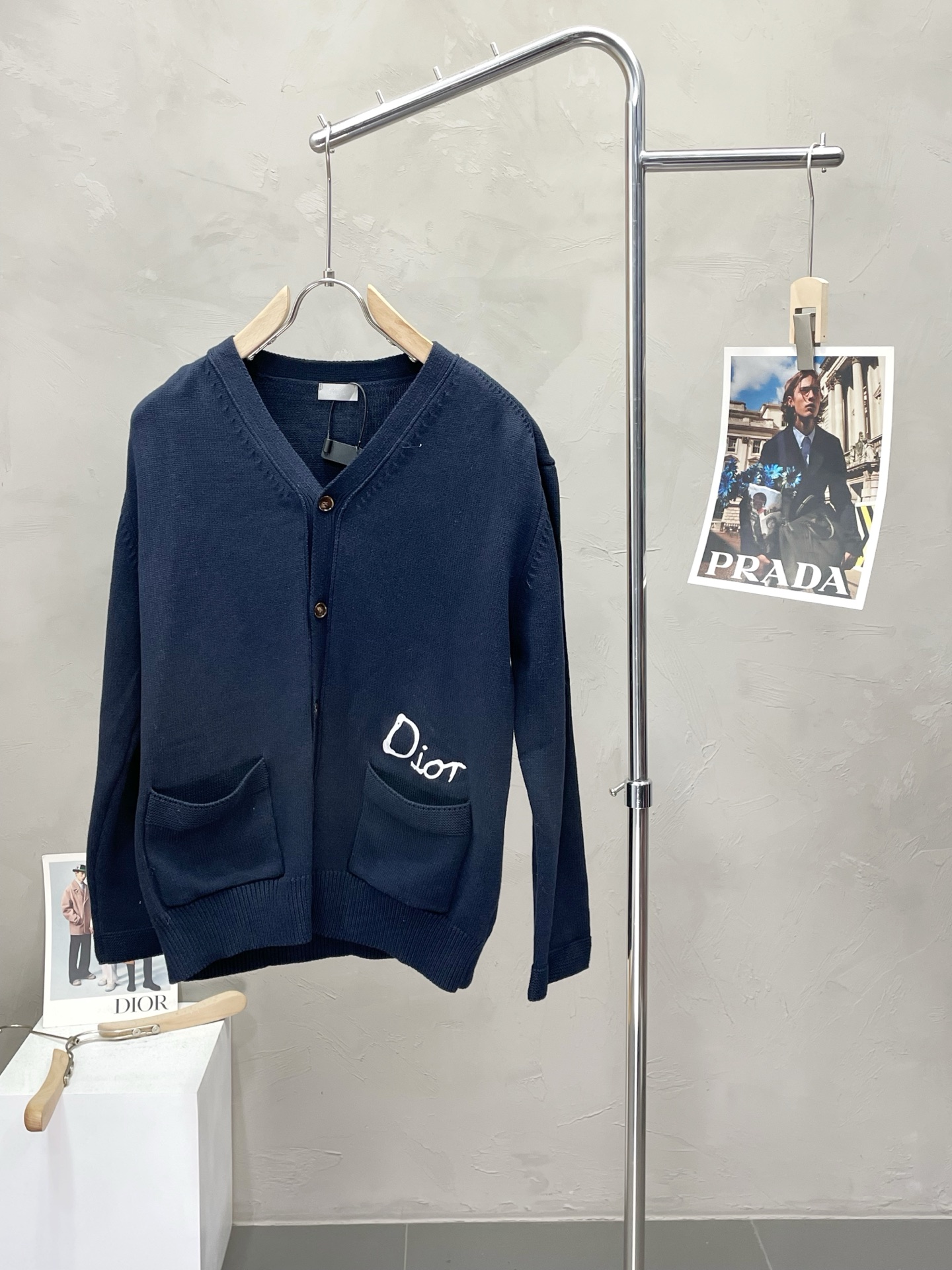 NO:468519,.Dior exclusively offers the latest fashionable autumn and winter sweaters. A jacket with a classic design and appearance, and the quality is even more unscrupulous. You can buy it directly. You can't get it wrong! Through the detailed pictures, you can feel its powerful aura, and the warm-concentration effect is significant, so you don’t have to worry about the chill at all! It is both fashionable and functional, and the whole style looks more luxurious and elegant! Size S.M.L, Dior, Dior, Jackets & coats, Sweaters, Alexander wang19860909.Dior迪奥独家专供最新时尚秋冬毛衣 经典设计感与颜值爆棚的外套,品质更是无法挑剔品控可以直接入手,不容过错的高端臻品！通过细节图片便可感受到它强悍的气场,聚温保暖效果显著,完全不用担心会有一点寒意！时尚与功能性兼备,整款显得更加的奢华大气！ 尺码S.M.L,,dior,dior,jackets & coats,sweaters,alexander wang,Men's clothing