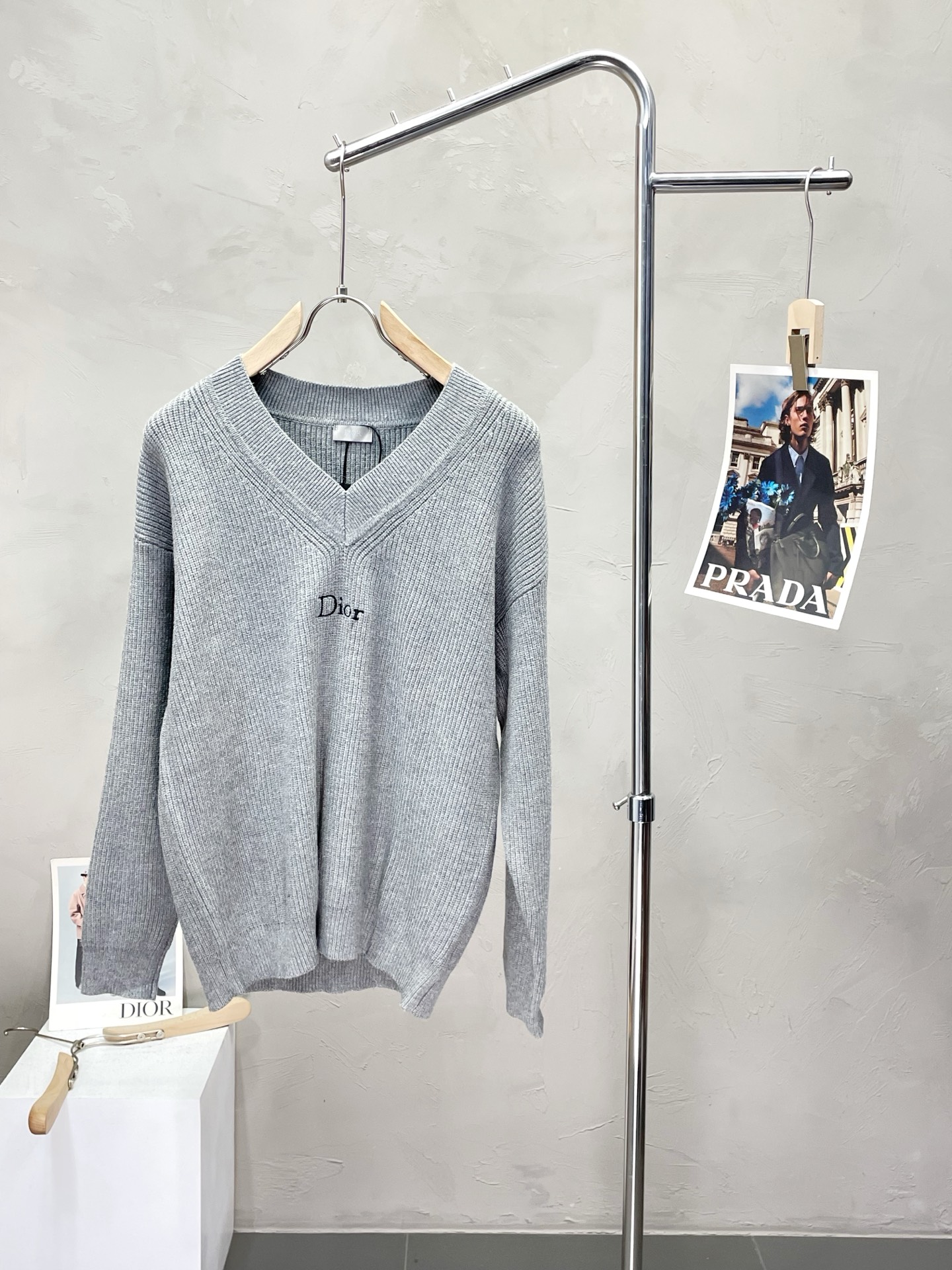 NO:468505,.Dior exclusively offers the latest fashionable autumn and winter sweaters. A jacket with a classic design and appearance, and the quality is even more unscrupulous. You can buy it directly. You can't get it wrong! Through the detailed pictures, you can feel its powerful aura, and the warm-concentration effect is significant, so you don’t have to worry about the chill at all! It is both fashionable and functional, and the whole style looks more luxurious and elegant! Size S-XL, Dior, Dior, Jackets & coats, Sweaters, Alexander wang19860909.Dior迪奥独家专供最新时尚秋冬毛衣 经典设计感与颜值爆棚的外套,品质更是无法挑剔品控可以直接入手,不容过错的高端臻品！通过细节图片便可感受到它强悍的气场,聚温保暖效果显著,完全不用担心会有一点寒意！时尚与功能性兼备,整款显得更加的奢华大气！ 尺码S-XL,,dior,dior,jackets & coats,sweaters,alexander wang,Men's clothing