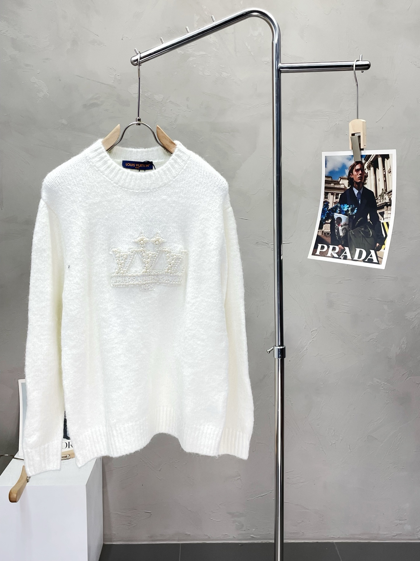 NO:468563,.Louis Vuitton exclusively offers the latest fashionable autumn and winter sweaters. A jacket with a classic design and appearance, and the quality is even more unscrupulous. You can buy it directly. You can't get it wrong! Through the detailed pictures, you can feel its powerful aura, and the warm-concentration effect is significant, so you don’t have to worry about the chill at all! It is both fashionable and functional, and the whole style looks more luxurious and elegant! Size S-XL, louis vuitton,louis vuitton,jackets & coats,sweaters,alexander wang19860909.Louis Vuitton路易威登独家专供最新时尚秋冬毛衣 经典设计感与颜值爆棚的外套,品质更是无法挑剔品控可以直接入手,不容过错的高端臻品！通过细节图片便可感受到它强悍的气场,聚温保暖效果显著,完全不用担心会有一点寒意！时尚与功能性兼备,整款显得更加的奢华大气！ 尺码S-XL,,louis vuitton,louis vuitton,jackets & coats,sweaters,alexander wang,Men's clothing