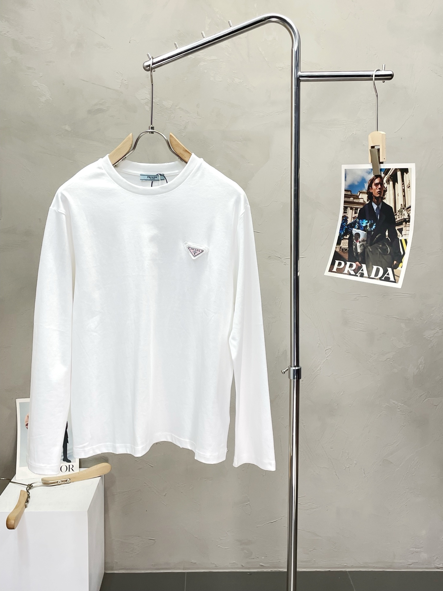 NO:468549,.Prada exclusively offers the latest fashionable long-sleeved jackets with a classic design and great appearance. The quality is even more unscrupulous. You can buy it directly. You can't get it right! Through the detailed pictures, you can feel its powerful aura, and the warm-concentration effect is significant, so you don’t have to worry about the chill at all! It is both fashionable and functional, and the whole style looks more luxurious and elegant! Size S-XL, prada, prada, jackets & coats, alexander wang19860909.Prada普拉达独家专供最新时尚春秋长袖 经典设计感与颜值爆棚的外套,品质更是无法挑剔品控可以直接入手,不容过错的高端臻品！通过细节图片便可感受到它强悍的气场,聚温保暖效果显著,完全不用担心会有一点寒意！时尚与功能性兼备,整款显得更加的奢华大气！ 尺码S-XL,,prada,prada,jackets & coats,alexander wang,Men's clothing