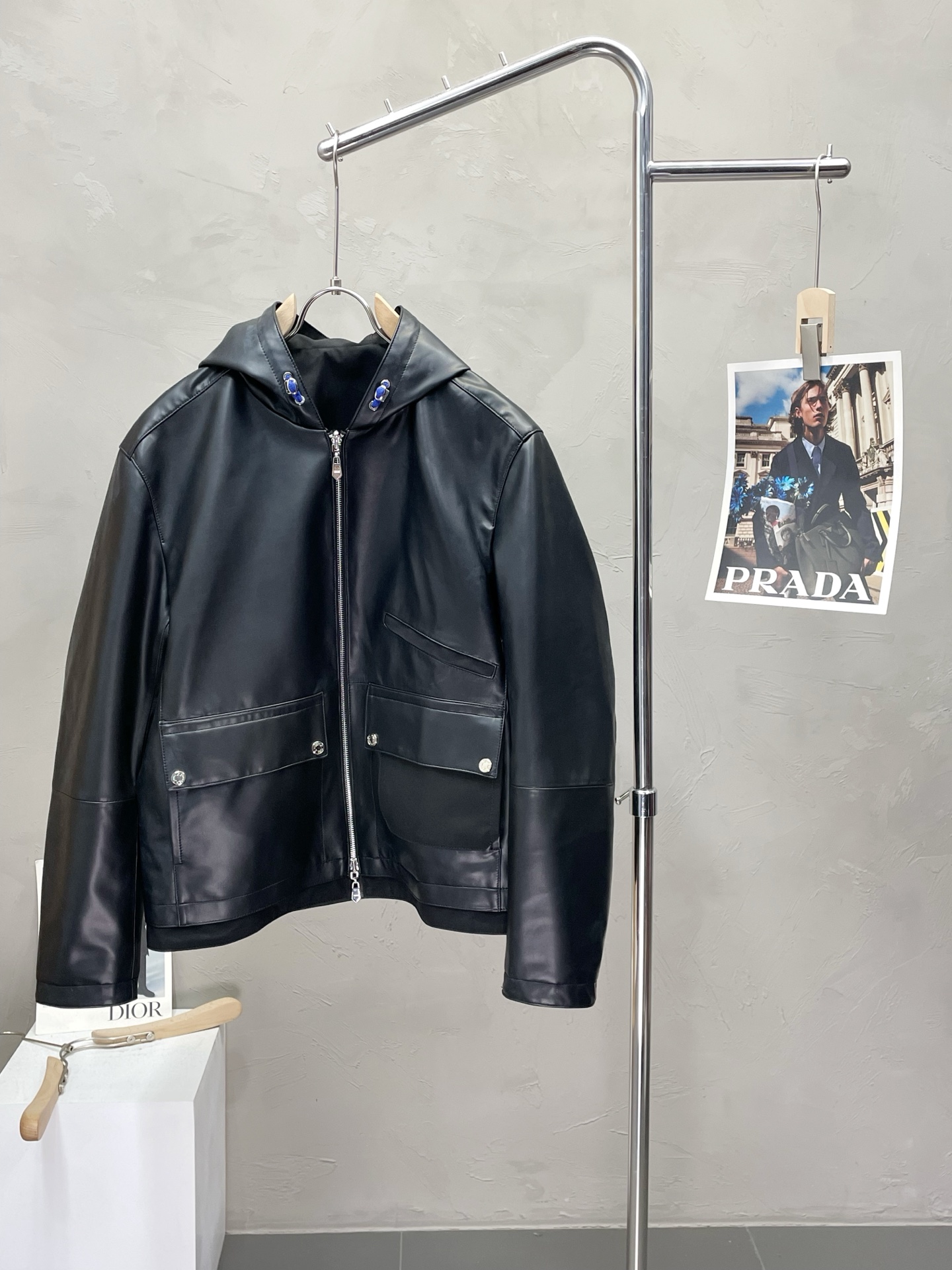 NO:473696,.Leather Jacket - Hermès exclusively offers the latest autumn and winter leather hooded jackets. Classic design and super beautiful jackets. Imported leather imported fabrics. Double-sided wear design. Quality is even more unscrupulous. You can buy them directly. You can't get it wrong! Through the detailed pictures, you can feel its powerful aura, and the warm-concentration effect is significant, so you don’t have to worry about the chill at all! It is both fashionable and functional, and the whole style looks more luxurious and elegant! Size M-3XL, hermes, hermes, jackets & coats,leather jacket,hats,alexander wang19860909.皮衣-Hermès爱马仕独家专供最新秋冬皮衣连帽外套 经典设计与颜值爆棚的外套 进口皮进口面料 双面穿设计 品质更是无法挑剔品控可以直接入手,不容过错的高端臻品！通过细节图片便可感受到它强悍的气场,聚温保暖效果显著,完全不用担心会有一点寒意！时尚与功能性兼备,整款显得更加的奢华大气！ 尺码M-3XL,,hermes,hermes,jackets & coats,leather jacket,hats,alexander wang,Men's clothing