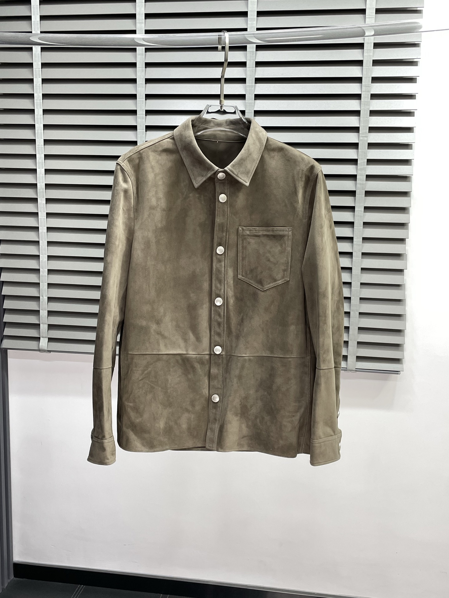 NO:501755,.Leather Jacket-BC-Brunello Cucineli Brunello Cucineli exclusively for the latest autumn and winter leather jackets, classic design and beautiful leather jackets, imported leather imported fabrics, quality is even more unscrupulous, and high-end products that cannot be criticized for quality control. Through the detailed pictures, you can feel its powerful aura, and the warm-concentration effect is significant, so you don’t have to worry about the chill at all! It is both fashionable and functional, and the whole style looks more luxurious and elegant! Size M-3XL, brunello cucinelli, jackets & coats, jackets & coats,leather jacket,alexander wang19860909.皮衣-BC-Brunello Cucineli 布鲁内洛 库奇内利独家专供最新秋冬皮夹克外套 经典设计与颜值爆棚的皮衣 进口皮进口面料 品质更是无法挑剔品控可以直接入手,不容过错的高端臻品！通过细节图片便可感受到它强悍的气场,聚温保暖效果显著,完全不用担心会有一点寒意！时尚与功能性兼备,整款显得更加的奢华大气！ 尺码M-3XL,,brunello cucinelli,jackets & coats,jackets & coats,leather jacket,alexander wang,Men's clothing