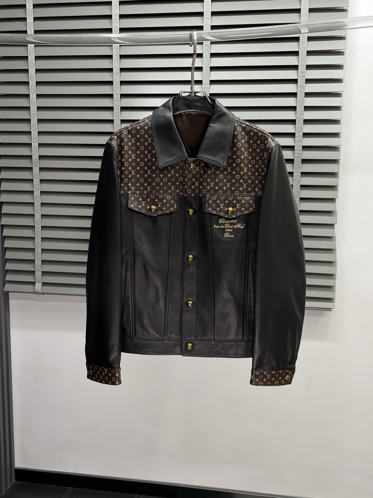 NO:501912,.Leather Jacket - Louis Vuitton exclusively offers the latest autumn and winter leather jackets. Classic design and beautiful leather jackets. Imported leather imported fabrics. The quality is even more unscrupulous. You can buy it directly. You can't get it wrong! Through the detailed pictures, you can feel its powerful aura, and the warm-concentration effect is significant, so you don’t have to worry about the chill at all! It is both fashionable and functional, and the whole style looks more luxurious and elegant! Size M-3XL, louis vuitton,louis vuitton,jackets & coats,jackets & coats,leather jacket,alexander wang19860909.皮衣-Louis Vuitton路易威登独家专供最新秋冬皮夹克外套 经典设计与颜值爆棚的皮衣 进口皮进口面料 品质更是无法挑剔品控可以直接入手,不容过错的高端臻品！通过细节图片便可感受到它强悍的气场,聚温保暖效果显著,完全不用担心会有一点寒意！时尚与功能性兼备,整款显得更加的奢华大气！ 尺码M-3XL,,louis vuitton,louis vuitton,jackets & coats,jackets & coats,leather jacket,alexander wang,Men's clothing