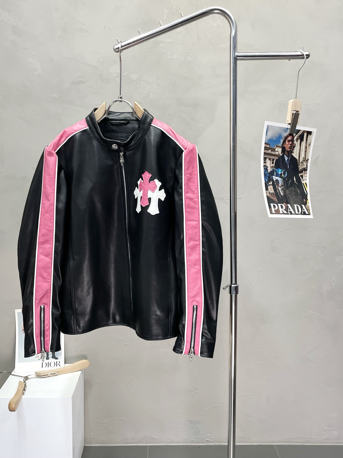 NO:471286,.Leather Jackets - Chrome Hearts exclusively offers the latest autumn and winter leather jackets. Classic design and beautiful leather jackets. Imported leather imported fabrics. The quality is even more unscrupulous. You can buy it directly. You can't get it wrong! Through the detailed pictures, you can feel its powerful aura, and the warm-concentration effect is significant, so you don’t have to worry about the chill at all! It is both fashionable and functional, and the whole style looks more luxurious and elegant! Size M-3XL, chrome hearts, chrome hearts, jackets & coats, jackets & coats, leather jacket, alexander wang19860909.皮衣-Chrome Hearts克罗心独家专供最新秋冬皮夹克外套 经典设计与颜值爆棚的皮衣 进口皮进口面料 品质更是无法挑剔品控可以直接入手,不容过错的高端臻品！通过细节图片便可感受到它强悍的气场,聚温保暖效果显著,完全不用担心会有一点寒意！时尚与功能性兼备,整款显得更加的奢华大气！ 尺码M-3XL,,chrome hearts,chrome hearts,jackets & coats,jackets & coats,leather jacket,alexander wang,Men's clothing