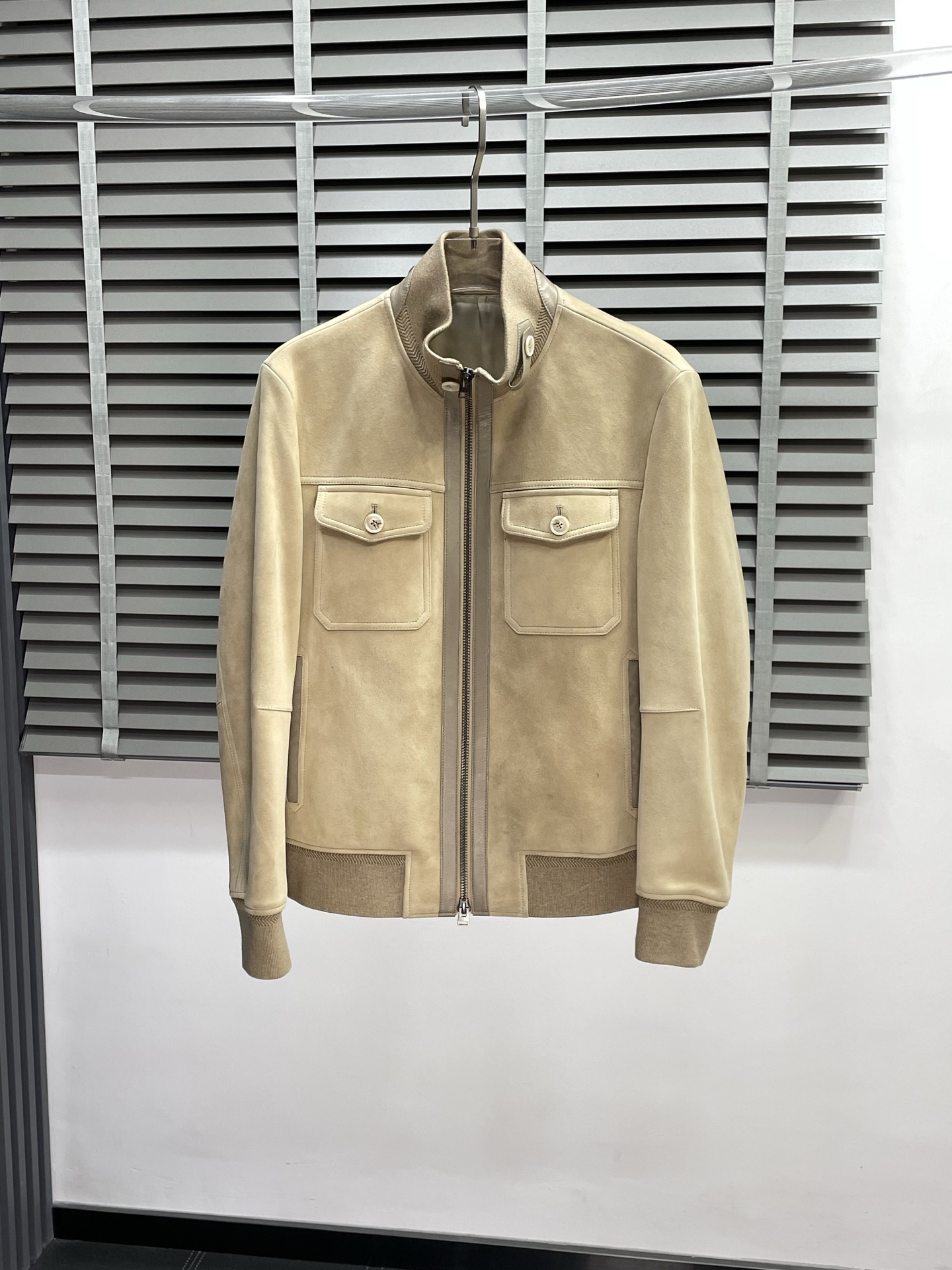 NO:501927,.Leather Jacket-TOM FORD Tom Ford exclusively offers the latest autumn and winter leather jackets, classic design and beautiful leather jackets, imported leather imported fabrics, quality is even more unscrupulous, and high-end products that cannot be criticized for quality control. Through the detailed pictures, you can feel its powerful aura, and the warm-concentration effect is significant, so you don’t have to worry about the chill at all! It is both fashionable and functional, and the whole style looks more luxurious and elegant! Size M-3XL,,tom ford,jackets & coats,jackets & coats,leather jacket,alexander wang19860909.皮衣-TOM FORD汤姆福特独家专供最新秋冬皮夹克外套 经典设计与颜值爆棚的皮衣 进口皮进口面料 品质更是无法挑剔品控可以直接入手,不容过错的高端臻品！通过细节图片便可感受到它强悍的气场,聚温保暖效果显著,完全不用担心会有一点寒意！时尚与功能性兼备,整款显得更加的奢华大气！ 尺码M-3XL,,tom ford,jackets & coats,jackets & coats,leather jacket,alexander wang,Men's clothing