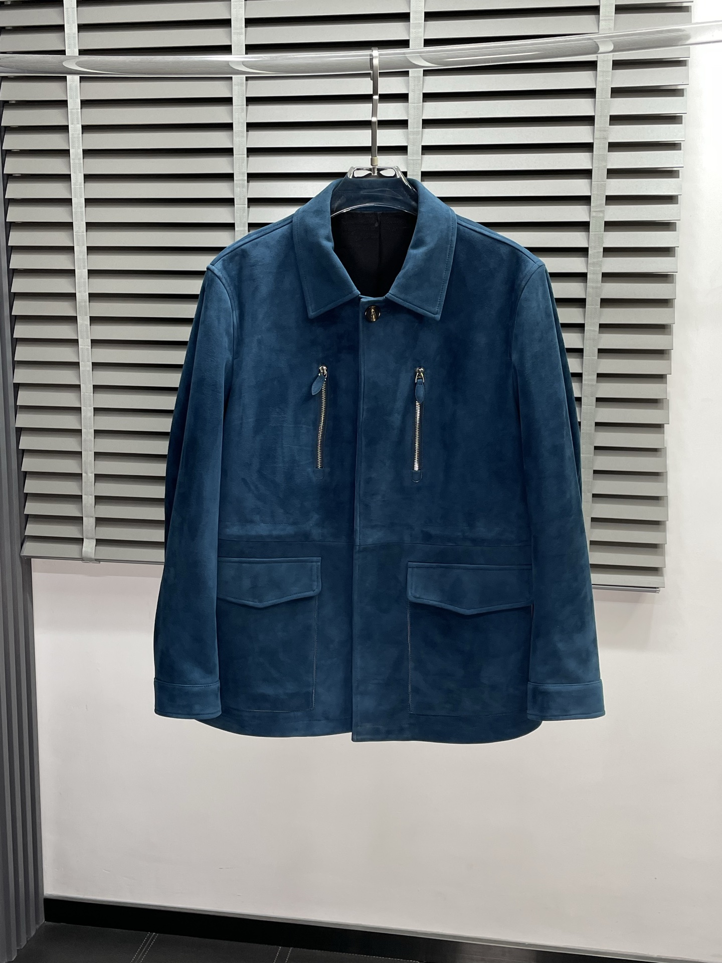 NO:518454,.Leather Jacket-BERLUTI exclusively offers the latest autumn and winter leather jackets, classic design and beautiful leather jackets, imported leather imported fabrics, quality is even more unscrupulous, and high-end products that cannot be criticized for quality control. Through the detailed pictures, you can feel its powerful aura, and the warm-concentration effect is significant, so you don’t have to worry about the chill at all! It is both fashionable and functional, and the whole style looks more luxurious and elegant! Size M-3XL, Jackets & coats, Jackets & coats,leather jacket,alexander wang19860909.皮衣-BERLUTI布鲁提独家专供最新秋冬皮夹克外套 经典设计与颜值爆棚的皮衣 进口皮进口面料 品质更是无法挑剔品控可以直接入手,不容过错的高端臻品！通过细节图片便可感受到它强悍的气场,聚温保暖效果显著,完全不用担心会有一点寒意！时尚与功能性兼备,整款显得更加的奢华大气！ 尺码M-3XL,,jackets & coats,jackets & coats,leather jacket,alexander wang,Men's clothing