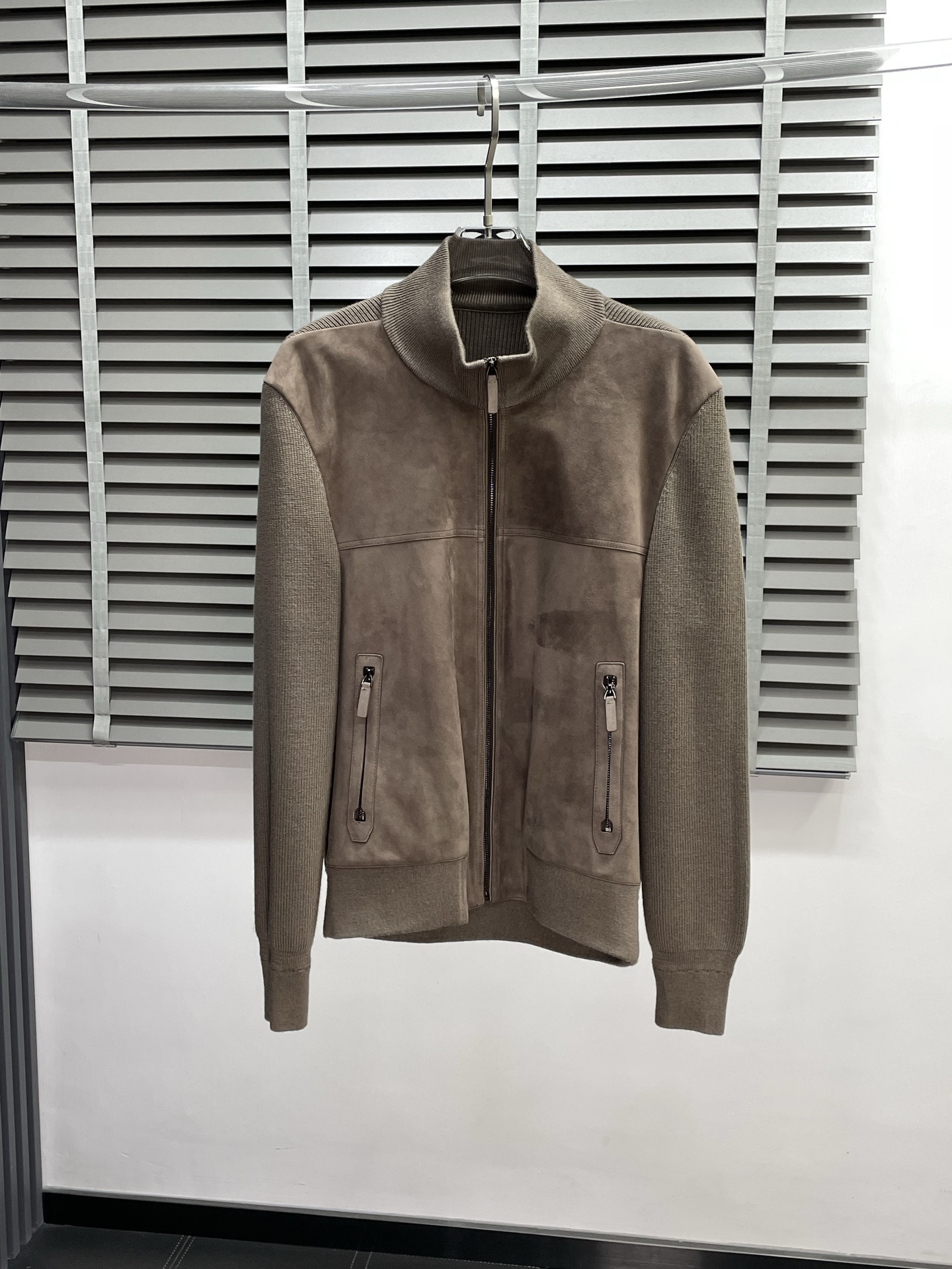 NO:501916,.Leather Jacket-ZEGNA exclusively offers the latest autumn and winter leather jackets, classic design and beautiful leather jackets, imported leather imported fabrics, quality is even more unscrupulous, and high-end products that cannot be criticized for quality control. Through the detailed pictures, you can feel its powerful aura, and the warm-concentration effect is significant, so you don’t have to worry about the chill at all! It is both fashionable and functional, and the whole style looks more luxurious and elegant! Size M-3XL, zegna, jackets & coats, jackets & coats,leather jacket,alexander wang19860909.皮衣-ZEGNA杰尼亚独家专供最新秋冬拼皮夹克外套 经典设计与颜值爆棚的皮衣 进口皮进口面料 品质更是无法挑剔品控可以直接入手,不容过错的高端臻品！通过细节图片便可感受到它强悍的气场,聚温保暖效果显著,完全不用担心会有一点寒意！时尚与功能性兼备,整款显得更加的奢华大气！ 尺码M-3XL,,zegna,jackets & coats,jackets & coats,leather jacket,alexander wang,Men's clothing