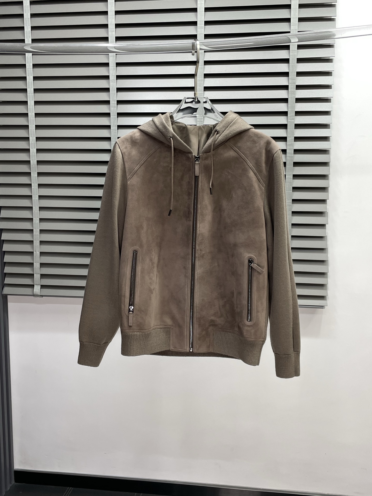 NO:501761,.Leather Jacket-ZEGNA exclusively offers the latest autumn and winter leather jackets, classic design and beautiful leather jackets, imported leather imported fabrics, quality is even more unscrupulous, and high-end products that cannot be criticized for quality control. Through the detailed pictures, you can feel its powerful aura, and the warm-concentration effect is significant, so you don’t have to worry about the chill at all! It is both fashionable and functional, and the whole style looks more luxurious and elegant! Size M-3XL, zegna, jackets & coats, jackets & coats,leather jacket,alexander wang19860909.皮衣-ZEGNA杰尼亚独家专供最新秋冬拼皮夹克外套 经典设计与颜值爆棚的皮衣 进口皮进口面料 品质更是无法挑剔品控可以直接入手,不容过错的高端臻品！通过细节图片便可感受到它强悍的气场,聚温保暖效果显著,完全不用担心会有一点寒意！时尚与功能性兼备,整款显得更加的奢华大气！ 尺码M-3XL,,zegna,jackets & coats,jackets & coats,leather jacket,alexander wang,Men's clothing