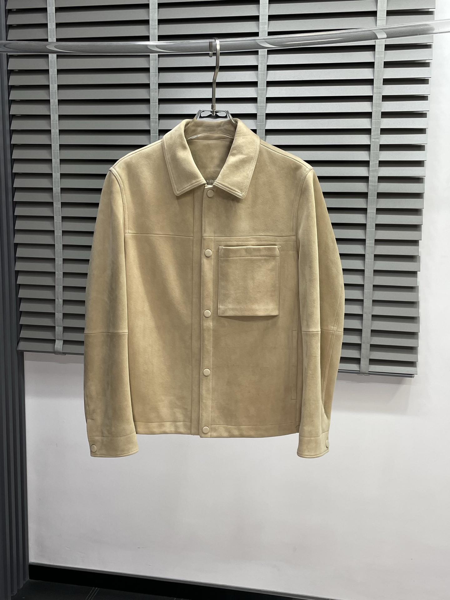 NO:518455,.Leather Jacket - Dior exclusively offers the latest autumn and winter leather jackets. Classic design and beautiful leather jackets. Imported leather imported fabrics. The quality is even more unscrupulous. You can buy it directly. You can't get it wrong! Through the detailed pictures, you can feel its powerful aura, and the warm-concentration effect is significant, so you don’t have to worry about the chill at all! It is both fashionable and functional, and the whole style looks more luxurious and elegant! Size M-3XL,,dior,dior,jackets & coats,jackets & coats,leather jacket,alexander wang19860909.皮衣- Dior迪奥独家专供最新秋冬皮夹克外套 经典设计与颜值爆棚的皮衣 进口皮进口面料 品质更是无法挑剔品控可以直接入手,不容过错的高端臻品！通过细节图片便可感受到它强悍的气场,聚温保暖效果显著,完全不用担心会有一点寒意！时尚与功能性兼备,整款显得更加的奢华大气！ 尺码M-3XL,,dior,dior,jackets & coats,jackets & coats,leather jacket,alexander wang,Men's clothing