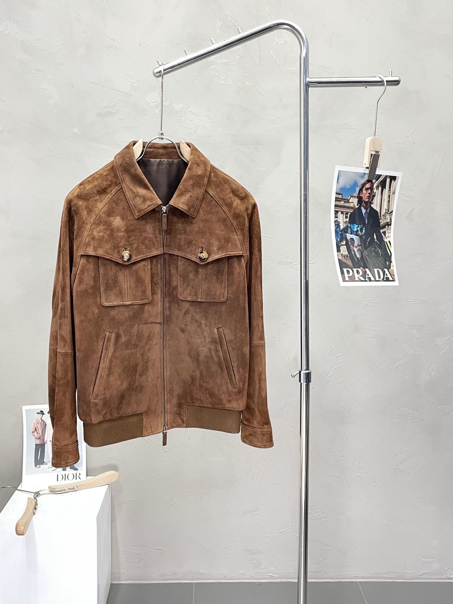 NO:570113,.Leather jackets - ZEGNA exclusively provides the latest autumn and winter leather jackets. Leather jackets with classic designs and stunning looks. Imported leather and imported fabrics. The quality is impeccable. Quality control can be purchased directly. High-end products that cannot be faulted! You can feel its powerful aura through the detailed pictures. It has a remarkable effect of gathering heat and keeping warm, so you don’t have to worry about getting a little chilly! Both fashionable and functional, the whole style looks more luxurious! Size M-3XL,,zegna,jackets & coats,jackets & coats,leather jacket,alexander wang19860909.皮衣-ZEGNA杰尼亚独家专供最新秋冬皮夹克外套 经典设计与颜值爆棚的皮衣 进口皮进口面料 品质更是无法挑剔品控可以直接入手,不容过错的高端臻品！通过细节图片便可感受到它强悍的气场,聚温保暖效果显著,完全不用担心会有一点寒意！时尚与功能性兼备,整款显得更加的奢华大气！ 尺码M-3XL,,zegna,jackets & coats,jackets & coats,leather jacket,alexander wang,Men's clothing