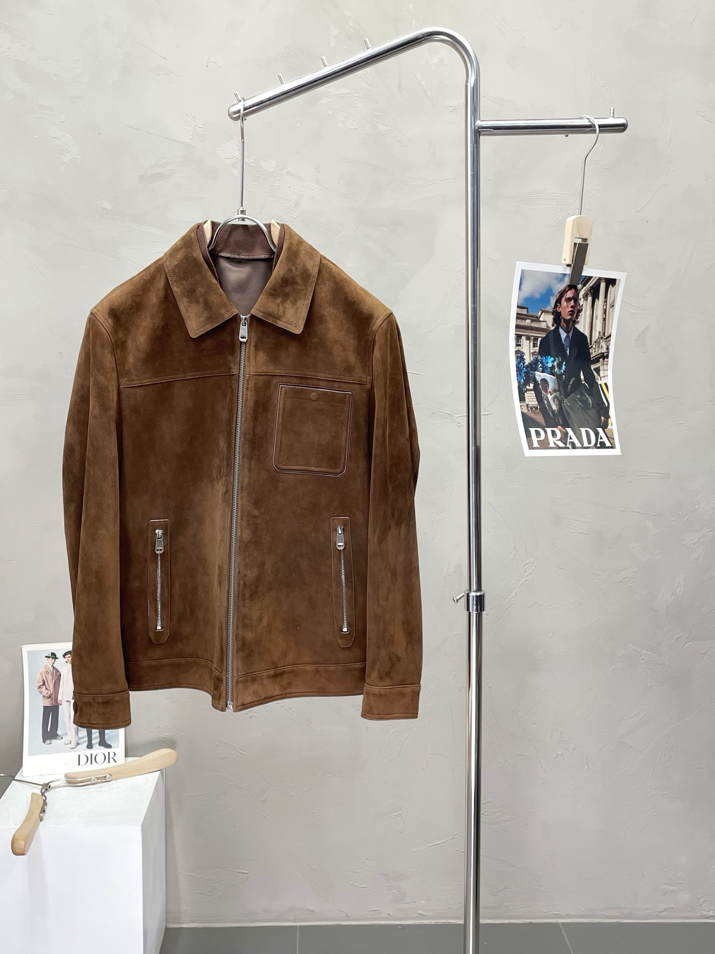 NO:473699,.Leather Jacket-ZEGNA exclusively offers the latest autumn and winter leather jackets. Leather Jackets with classic design and great appearance. Imported leather imported fabrics. Quality is even more unscrupulous. You can buy it directly. You can't get it wrong! Through the detailed pictures, you can feel its powerful aura, and the warm-concentration effect is significant, so you don’t have to worry about the chill at all! It is both fashionable and functional, and the whole style looks more luxurious and elegant! Size M-3XL, zegna, jackets & coats, jackets & coats,leather jacket,alexander wang19860909.皮衣-ZEGNA杰尼亚独家专供最新秋冬皮夹克外套 经典设计与颜值爆棚的皮衣 进口皮进口面料 品质更是无法挑剔品控可以直接入手,不容过错的高端臻品！通过细节图片便可感受到它强悍的气场,聚温保暖效果显著,完全不用担心会有一点寒意！时尚与功能性兼备,整款显得更加的奢华大气！ 尺码M-3XL,,zegna,jackets & coats,jackets & coats,leather jacket,alexander wang,Men's clothing