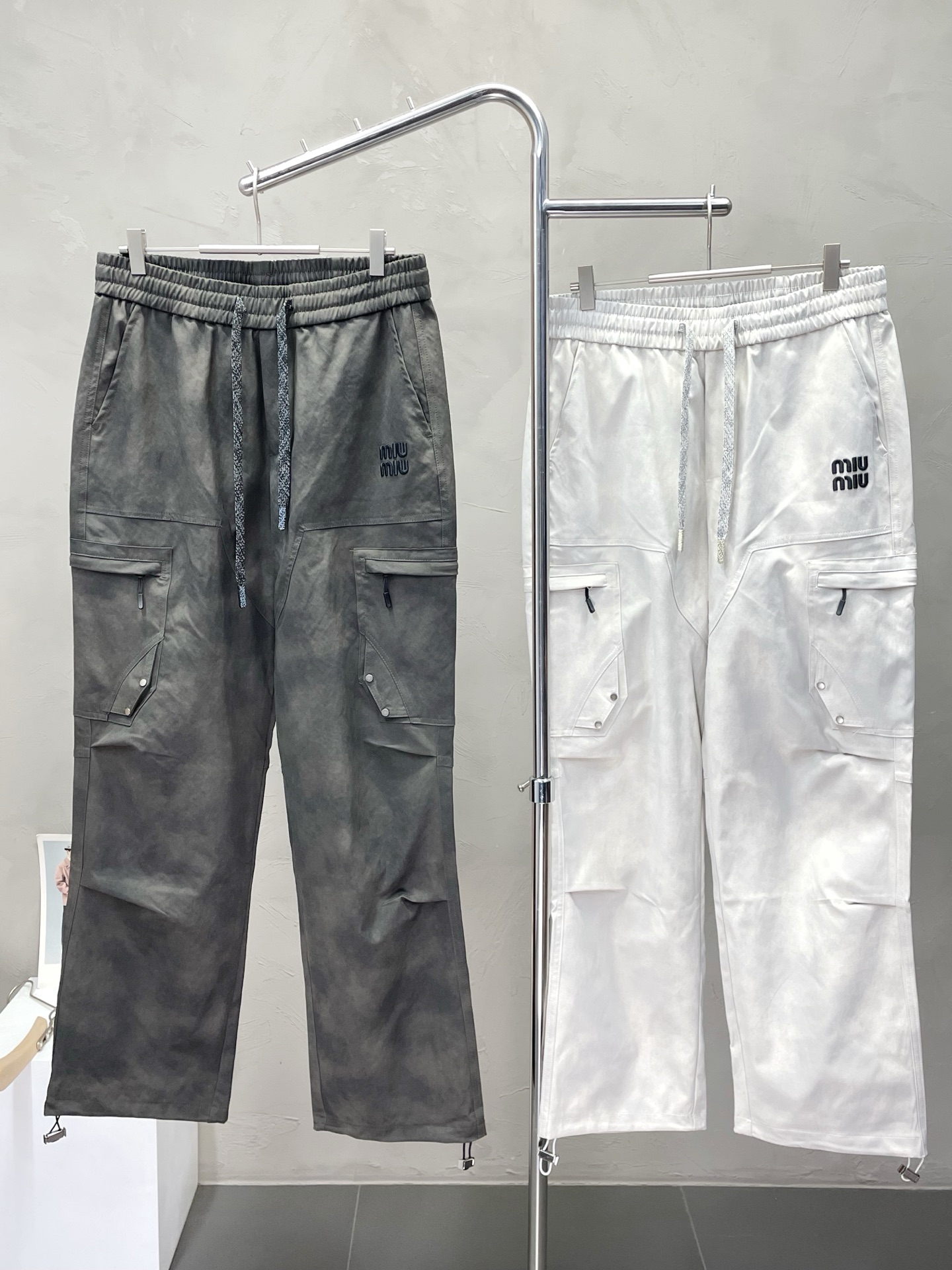 NO:468423,.Miumiu Miu Miu exclusively for new spring and autumn casual pants, high-end version!  Customized fabrics for counters are breathable and comfortable, with impeccable details, and the brand element design concept reflects high quality. The feel is delicate and soft!  It is casually cut, with a great upper body style!  M-2XL (large), miumiu, alexander wang19860909.Miumiu谬谬独家专供新款春秋休闲裤 高端版本！专柜定制面料 透气舒适度高,细节无可挑剔,品牌元素设计理念,体现高品质.手感细腻柔软！呈现休闲裁剪,上身版型超赞！码数M-2XL（偏大）,,miumiu,alexander wang,Men's clothing