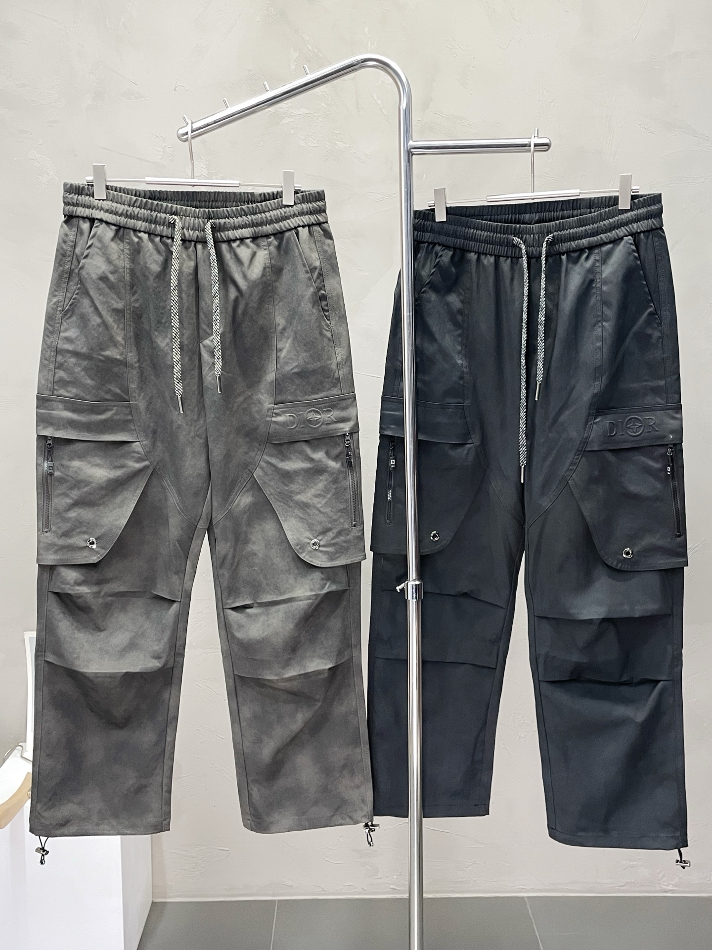 NO:468430,.Dior exclusively offers new spring and autumn casual pants, high-end version!  Customized fabrics for counters are breathable and comfortable, with impeccable details, and the brand element design concept reflects high quality. The feel is delicate and soft!  It is casually cut, with a great upper body style!  Code number M-2XL (large), dior, dior, alexander wang19860909.Dior迪奥独家专供新款春秋休闲裤 高端版本！专柜定制面料 透气舒适度高,细节无可挑剔,品牌元素设计理念,体现高品质.手感细腻柔软！呈现休闲裁剪,上身版型超赞！码数M-2XL（偏大）,,dior,dior,alexander wang,Men's clothing