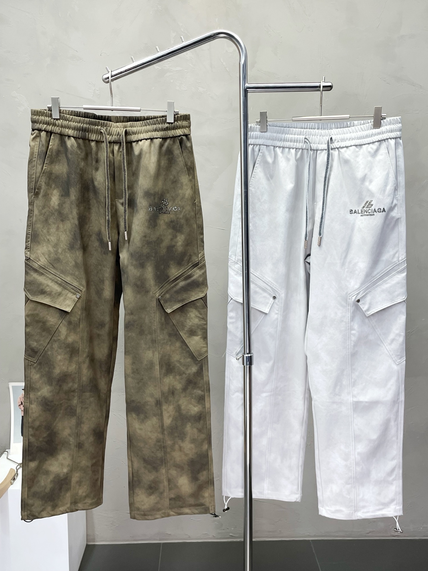 NO:471198,.Balenciaga exclusively offers new spring and autumn casual pants, high-end version!  Customized fabrics for counters are breathable and comfortable, with impeccable details, and the brand element design concept reflects high quality. The feel is delicate and soft!  It is casually cut, with a great upper body style!  Code number M-2XL (large), balenciaga, balenciaga, alexander wang19860909.Balenciaga巴黎世家独家专供新款春秋休闲裤 高端版本！专柜定制面料 透气舒适度高,细节无可挑剔,品牌元素设计理念,体现高品质.手感细腻柔软！呈现休闲裁剪,上身版型超赞！码数M-2XL（偏大）,,balenciaga,balenciaga,alexander wang,Men's clothing