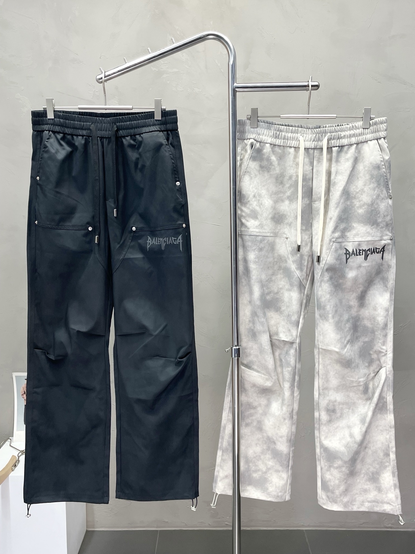 NO:468437,.Balenciaga exclusively offers new spring and autumn casual pants, high-end version!  Customized fabrics for counters are breathable and comfortable, with impeccable details, and the brand element design concept reflects high quality. The feel is delicate and soft!  It is casually cut, with a great upper body style!  Code number M-2XL (large), balenciaga, balenciaga, alexander wang19860909.Balenciaga巴黎世家独家专供新款春秋休闲裤 高端版本！专柜定制面料 透气舒适度高,细节无可挑剔,品牌元素设计理念,体现高品质.手感细腻柔软！呈现休闲裁剪,上身版型超赞！码数M-2XL（偏大）,,balenciaga,balenciaga,alexander wang,Men's clothing