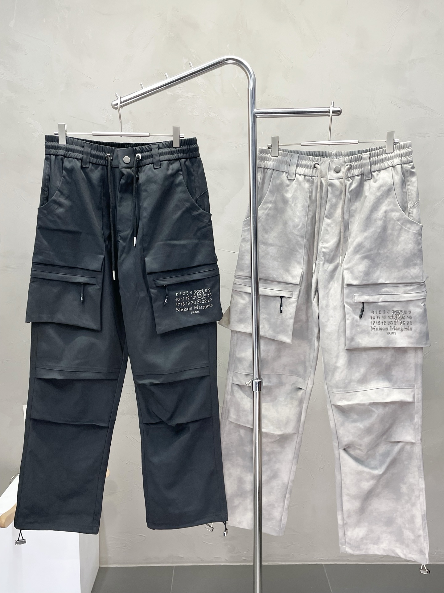 NO:468445,.Maison Margiela Mason Margiela MM6 exclusively for new spring and autumn casual pants high-end version!  Customized fabrics for counters are breathable and comfortable, with impeccable details, and the brand element design concept reflects high quality. The feel is delicate and soft!  It is casually cut, with a great upper body style!  Code number M-2XL (large),,masion margiela,masion margiela,alexander wang19860909.Maison Margiela梅森马吉拉MM6独家专供新款春秋休闲裤 高端版本！专柜定制面料 透气舒适度高,细节无可挑剔,品牌元素设计理念,体现高品质.手感细腻柔软！呈现休闲裁剪,上身版型超赞！码数M-2XL（偏大）,,masion margiela,masion margiela,alexander wang,Men's clothing