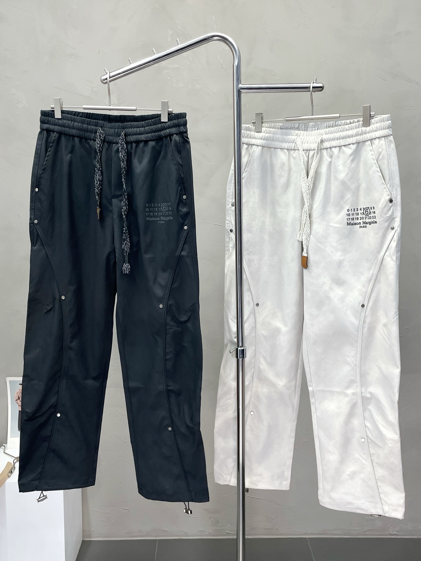 NO:471209,.Maison Margiela Mason Margiela MM6 exclusively for new spring and autumn casual pants high-end version!  Customized fabrics for counters are breathable and comfortable, with impeccable details, and the brand element design concept reflects high quality. The feel is delicate and soft!  It is casually cut, with a great upper body style!  Code number M-2XL (large),,masion margiela,masion margiela,alexander wang19860909.Maison Margiela梅森马吉拉MM6独家专供新款春秋休闲裤 高端版本！专柜定制面料 透气舒适度高,细节无可挑剔,品牌元素设计理念,体现高品质.手感细腻柔软！呈现休闲裁剪,上身版型超赞！码数M-2XL（偏大）,,masion margiela,masion margiela,alexander wang,Men's clothing