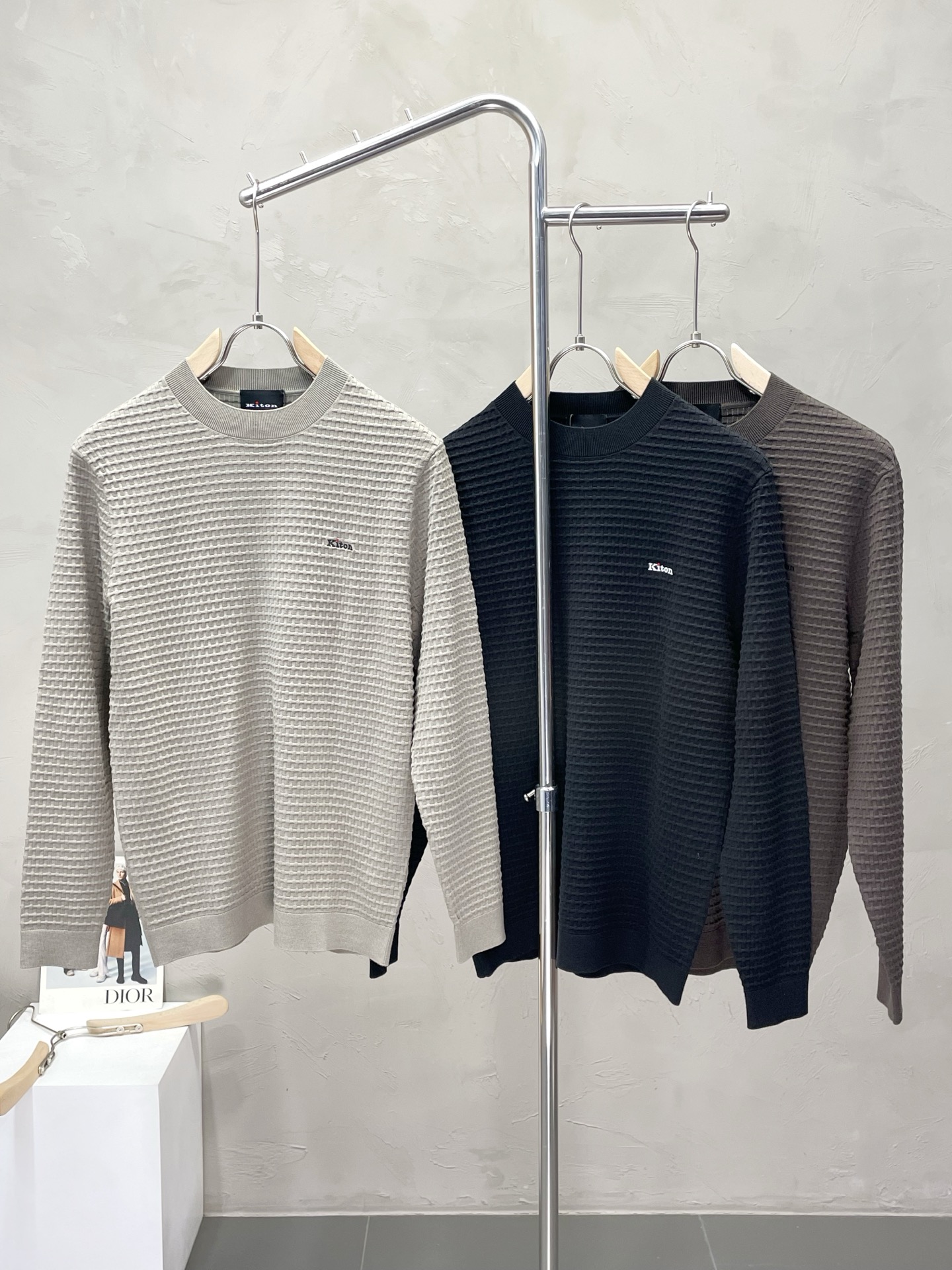 NO:471246,.KITON exclusively offers the latest fashion autumn and winter knitted sweaters. A sweater with a classic design and appearance. The quality is even more high-end quality that cannot be picked and controlled. You can buy it directly. You cannot miss it! Through the detailed pictures, you can feel its powerful aura, and the warm-concentration effect is significant, so you don’t have to worry about the chill at all! It is both fashionable and functional, and the whole style looks more luxurious and elegant! Size 48-56, Sweaters, Alexander wang19860909.KITON独家专供最新时尚秋冬针织毛衣 经典设计感与颜值爆棚的毛衣.品质更是无法挑剔品控可以直接入手,不容过错的高端臻品！通过细节图片便可感受到它强悍的气场,聚温保暖效果显著,完全不用担心会有一点寒意！时尚与功能性兼备,整款显得更加的奢华大气！ 尺码48-56,,sweaters,alexander wang,Men's clothing