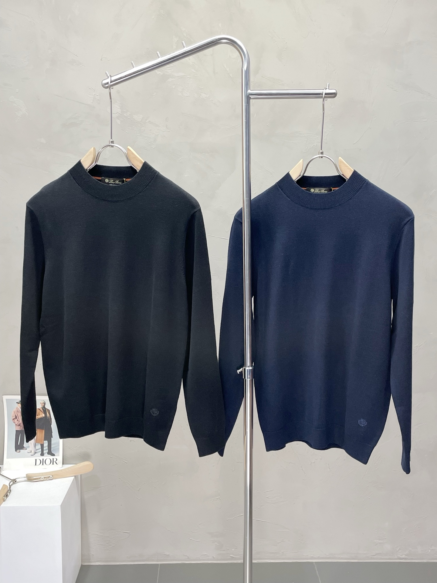 NO:468555,.LP-Loro Piano exclusively offers the latest fashion autumn and winter knitted sweaters. A jacket with a classic design and appearance, and the quality is even more unscrupulous. You can buy it directly. You can't get it wrong! Through the detailed pictures, you can feel its powerful aura, and the warm-concentration effect is significant, so you don’t have to worry about the chill at all! It is both fashionable and functional, and the whole style looks more luxurious and elegant! Size 48-56, loro piana, loro piana, jackets & coats, sweaters, alexander wang19860909.LP-Loro Piano诺悠翩雅独家专供最新时尚秋冬针织毛衣 经典设计感与颜值爆棚的外套,品质更是无法挑剔品控可以直接入手,不容过错的高端臻品！通过细节图片便可感受到它强悍的气场,聚温保暖效果显著,完全不用担心会有一点寒意！时尚与功能性兼备,整款显得更加的奢华大气！ 尺码48-56,,loro piana,loro piana,jackets & coats,sweaters,alexander wang,Men's clothing