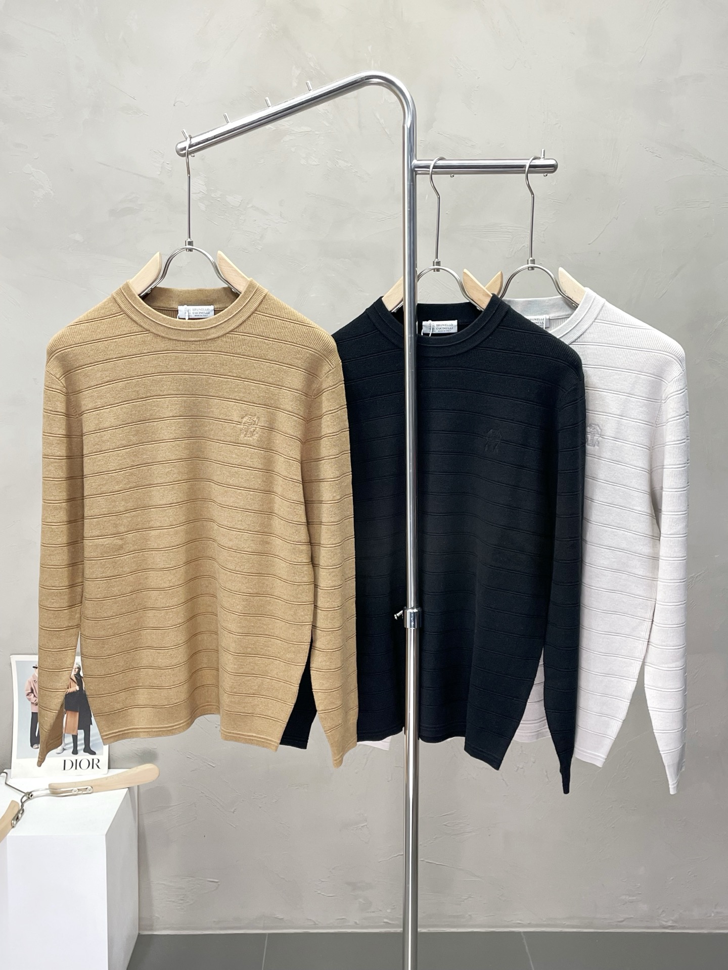 NO:471253,.BC-Brunello Cucineli Exclusively available for new products, autumn and winter knitted sweaters, imported original technology fabrics, soft and comfortable, comfortable and breathable on the upper body, and unique design style. Whether worn alone or matched, they are all versatile items, demonstrating the personality of young people. The original hardware accessories are extremely high-end and handsome on the upper body!  48-56, brunello cucinelli,sweaters,alexander wang19860909.BC-Brunello Cucineli 布鲁内洛·库奇内利 独家专供新品 秋冬针织毛衣 进口原版科技面料,柔软舒适,上身舒适透气,独特设计风格,无论是单穿还是搭配,都是百搭单品,彰显了年轻人的个性,原版五金辅料,档次极高,上身帅气十足！码数48-56,,brunello cucinelli,sweaters,alexander wang,Men's clothing