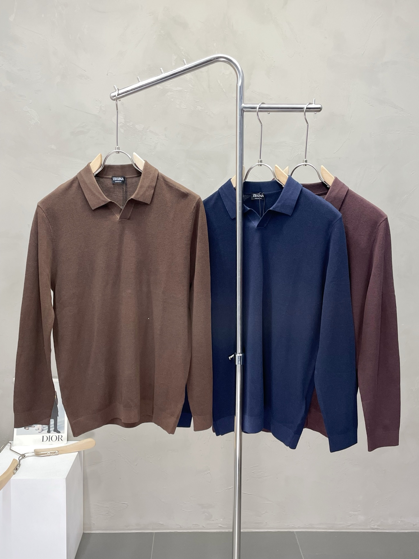 NO:468562,.ZEGNA exclusively offers the latest fashion autumn and winter knitted sweaters. A sweater with a classic design and appearance. The quality is even more high-end quality that cannot be picked and controlled. You can buy it directly. You cannot miss it! Through the detailed pictures, you can feel its powerful aura, and the warm-concentration effect is significant, so you don’t have to worry about the chill at all! It is both fashionable and functional, and the whole style looks more luxurious and elegant! Size 48-56, zegna,sweaters,alexander wang19860909.ZEGNA杰尼亚独家专供最新时尚秋冬针织毛衣 经典设计感与颜值爆棚的毛衣.品质更是无法挑剔品控可以直接入手,不容过错的高端臻品！通过细节图片便可感受到它强悍的气场,聚温保暖效果显著,完全不用担心会有一点寒意！时尚与功能性兼备,整款显得更加的奢华大气！ 尺码48-56,,zegna,sweaters,alexander wang,Men's clothing