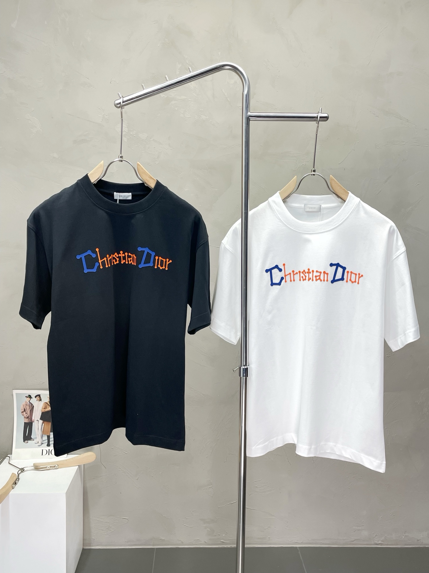 NO:471232,.Dior exclusively offers new original single men's casual spring and summer short sleeves, high-end customization, high-end version, fashionable and versatile imported fabric, super soft and delicate, skin-friendly and comfortable to wear, high-end boutique, OEM factory fine-made top body, very good, men's essential items, three standards, 46-54,,dior,dior,T-shirt,alexander wang19860909.Dior迪奥独家专供新款原单男士休闲春夏短袖 高端定制 高端版本 时尚百搭爆款进口面料 手感超柔软细腻 穿着亲肤舒适 高端精品 代工厂精细做上身非常赞 男士必备单品 三标齐全 码数46-54,,dior,dior,T-shirt,alexander wang,Men's clothing