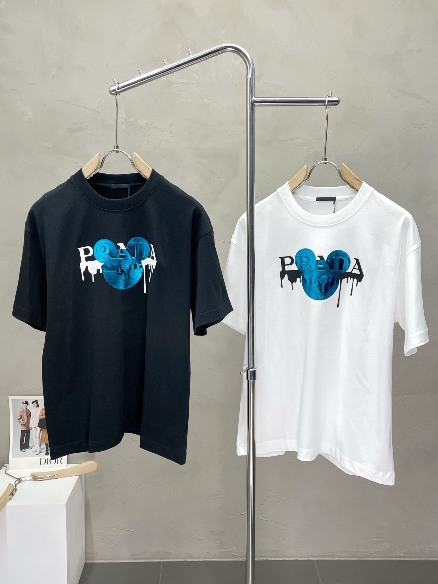 NO:468450,.Prada exclusively offers new original single men's casual spring and summer short sleeves, high-end customization, high-end version, fashionable and versatile imported fabric, super soft and delicate, skin-friendly and comfortable to wear, high-end boutique, OEM, fine-made top body, very good, men's essential items, three standards, 46-54,,prada,prada,T-shirt,alexander wang19860909.Prada普拉达独家专供新款原单男士休闲春夏短袖 高端定制 高端版本 时尚百搭爆款进口面料 手感超柔软细腻 穿着亲肤舒适 高端精品 代工厂精细做上身非常赞 男士必备单品 三标齐全 码数46-54,,prada,prada,T-shirt,alexander wang,Men's clothing