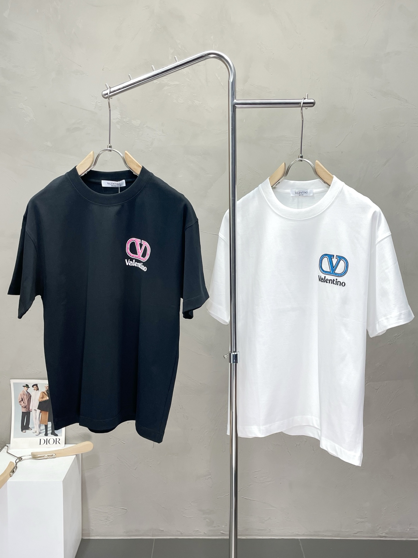 NO:471216,.VALENTINO Valentino exclusively provides new styles of original single men's casual spring and summer short sleeves, high-end customization, high-end version, fashionable and versatile imported fabric, super soft and delicate, skin-friendly and comfortable to wear, high-end boutique, OEM factory fine-made top body, very good men's essential items, three standards, 46-54,,valentino,valentino,T-shirt,alexander wang19860909.VALENTINO华伦天奴独家专供新款原单男士休闲春夏短袖 高端定制 高端版本 时尚百搭爆款进口面料 手感超柔软细腻 穿着亲肤舒适 高端精品 代工厂精细做上身非常赞 男士必备单品 三标齐全 码数46-54,,valentino,valentino,T-shirt,alexander wang,Men's clothing