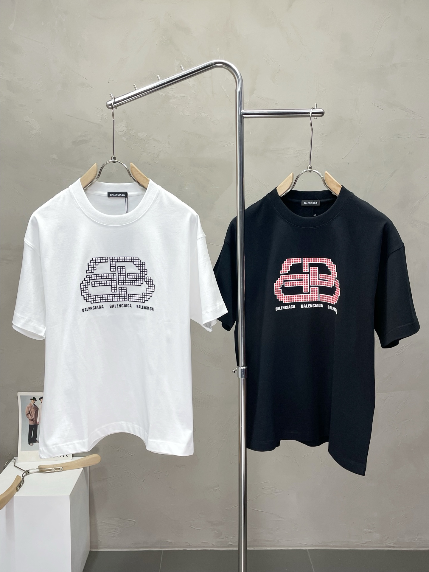 NO:468495,.BALENCIAGA exclusively offers new original single men's casual spring and summer short sleeves, high-end customization, high-end version, fashionable and versatile imported fabric, super soft and delicate, skin-friendly and comfortable to wear, high-end boutique, OEM factory fine-made top body, very good men's essential items, three standards, 46-54,,balenciaga,balenciaga,T-shirt,alexander wang19860909.BALENCIAGA巴黎世家独家专供新款原单男士休闲春夏短袖 高端定制 高端版本 时尚百搭爆款进口面料 手感超柔软细腻 穿着亲肤舒适 高端精品 代工厂精细做上身非常赞 男士必备单品 三标齐全 码数46-54,,balenciaga,balenciaga,T-shirt,alexander wang,Men's clothing