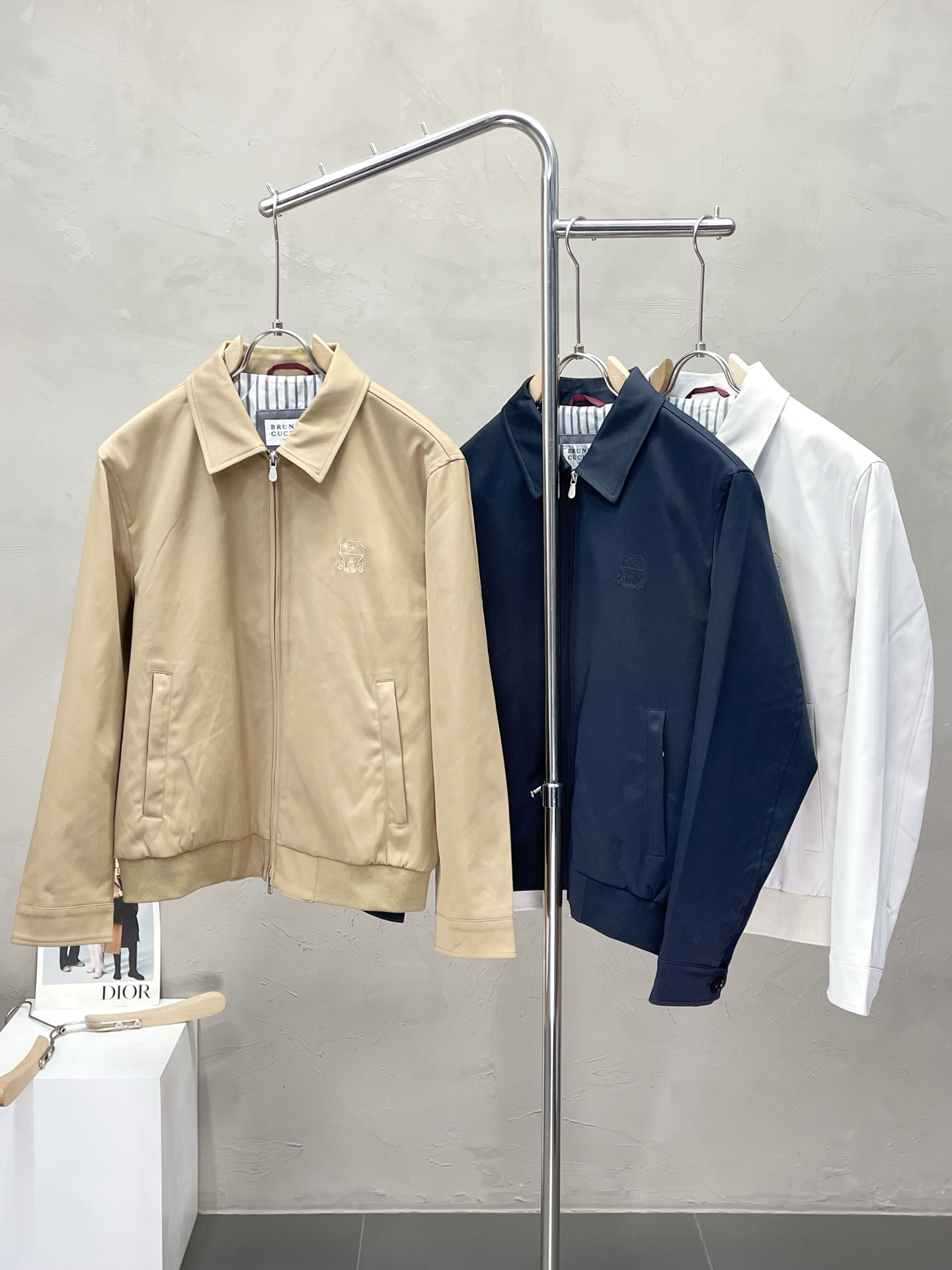 NO:473731,.BC-Brunello Cucineli exclusively provides new fashion and casual spring and autumn jackets. Imported original technology fabrics are soft and comfortable, comfortable and breathable on the upper body, and unique design style. Whether worn alone or matched, they are all versatile items, demonstrating the personality of young people. The original hardware accessories are extremely high-end and handsome on the upper body!  48-56, brunello cucinelli, jackets & coats, alexander wang19860909.BC-Brunello Cucineli 布鲁内洛 库奇内利独家专供新品时尚休闲春秋夹克.进口原版科技面料,柔软舒适,上身舒适透气,独特设计风格,无论是单穿还是搭配,都是百搭单品,彰显了年轻人的个性,原版五金辅料,档次极高,上身帅气十足！码数48-56,,brunello cucinelli,jackets & coats,alexander wang,Men's clothing