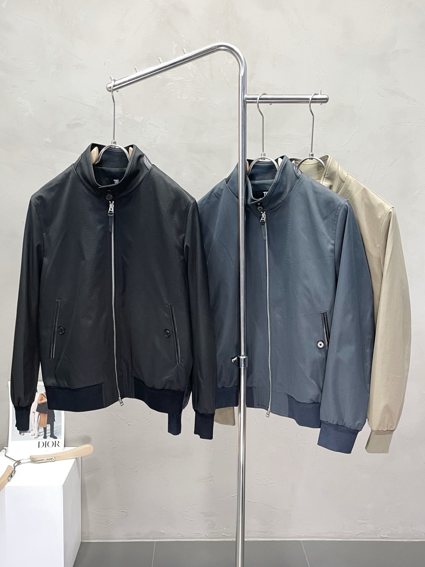 NO:473681,.TOM FORD Tom Ford exclusively offers new fashion and casual spring and autumn jackets. Imported original technology fabrics are soft and comfortable, comfortable and breathable on the upper body, and unique design style. Whether worn alone or matched, they are all versatile items, demonstrating the personality of young people. The original hardware and accessories are extremely high-end, and the upper body is very handsome!  Number of codes 48-56,,tom ford,jackets & coats,alexander wang19860909.TOM FORD汤姆福特独家专供新品时尚休闲春秋夹克.进口原版科技面料,柔软舒适,上身舒适透气,独特设计风格,无论是单穿还是搭配,都是百搭单品,彰显了年轻人的个性,原版五金辅料,档次极高,上身帅气十足！码数48-56,,tom ford,jackets & coats,alexander wang,Men's clothing