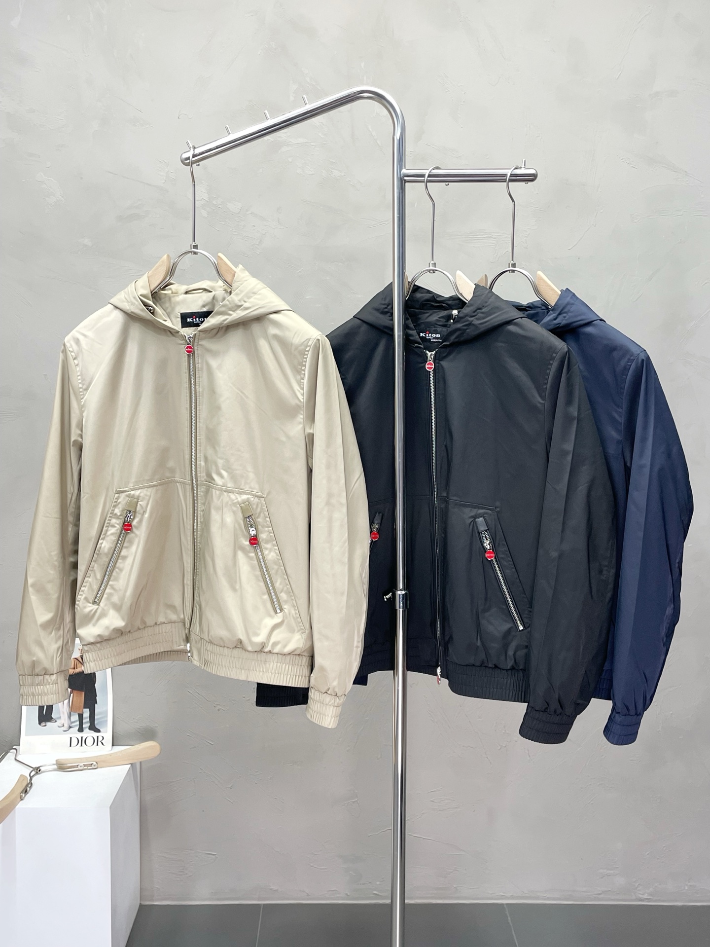 NO:473668,.KITON exclusively offers new fashion and casual spring and autumn jackets. Imported original technology fabrics are soft and comfortable, comfortable and breathable on the upper body, and unique design style. Whether worn alone or matched, they are all versatile items, demonstrating the personality of young people. The original hardware and accessories are extremely high-end, and the upper body is very handsome!  Number of codes 48-56, Jackets & coats,alexander wang19860909.KITON独家专供新品时尚休闲春秋夹克.进口原版科技面料,柔软舒适,上身舒适透气,独特设计风格,无论是单穿还是搭配,都是百搭单品,彰显了年轻人的个性,原版五金辅料,档次极高,上身帅气十足！码数48-56,,jackets & coats,alexander wang,Men's clothing