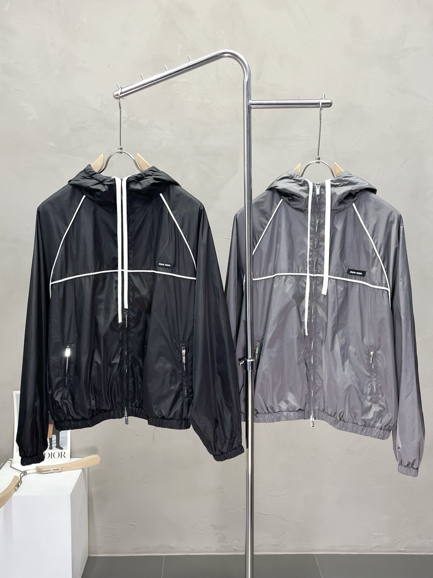 NO:473735,.Miumiu Miu exclusively offers the latest spring and summer jackets, classic designs and designs with great appearance. The quality is even more unscrupulous. You can buy it directly. You can't get it wrong! Through detailed pictures, you can feel its powerful aura. The imported fabric has a significant effect in keeping warm, so you don’t have to worry about a little chill! It is both fashionable and functional, and the whole style looks more luxurious and elegant! Size 36.38.40.42,,miumiu,jackets & coats,alexander wang19860909.Miumiu谬谬独家专供最新春夏夹克 经典设计与颜值爆棚的设计 品质更是无法挑剔品控可以直接入手,不容过错的高端臻品！通过细节图片便可感受到它强悍的气场,进口面料 聚温保暖效果显著,完全不用担心会有一点寒意！时尚与功能性兼备,整款显得更加的奢华大气！ 尺码36.38.40.42,,miumiu,jackets & coats,alexander wang,Men's clothing