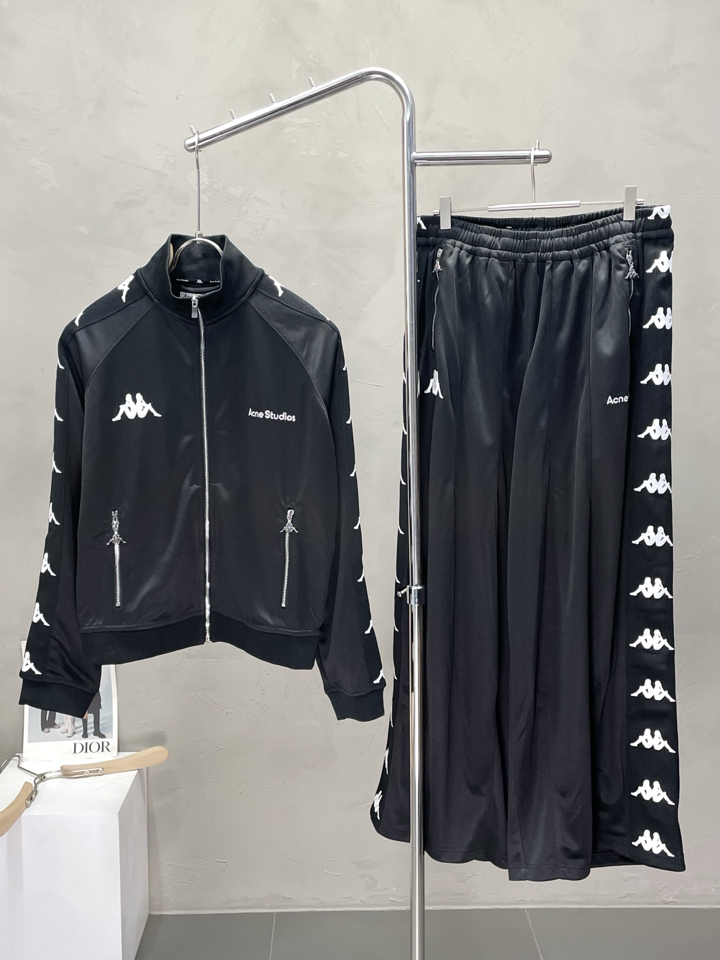 NO:471270,Tops and trousers 340. Acne Studios&Kappa exclusively offers the same spring and summer sports suit for the new counter, breathable, comfortable and casual!  Full of high-end feeling!  The details are exquisite and high-end, and the workmanship is impeccable!  The original high-end version looks very high-end!  The fabric is soft, delicate and comfortable, moisture absorption, quick drying, breathable, neat and stylish. S-XL, acne studios, dior, alexander wang19860909上衣、长裤340.Acne Studios&Kappa卡帕独家专供新款专柜同款春夏运动套装,透气舒适休闲！高级感满满！细节精致高档,做工无可挑剔！原版高端很显高级！面料柔软细腻舒适 吸湿速干透气,利落有型.码数S-XL,,acne studios,dior,alexander wang,Men's clothing